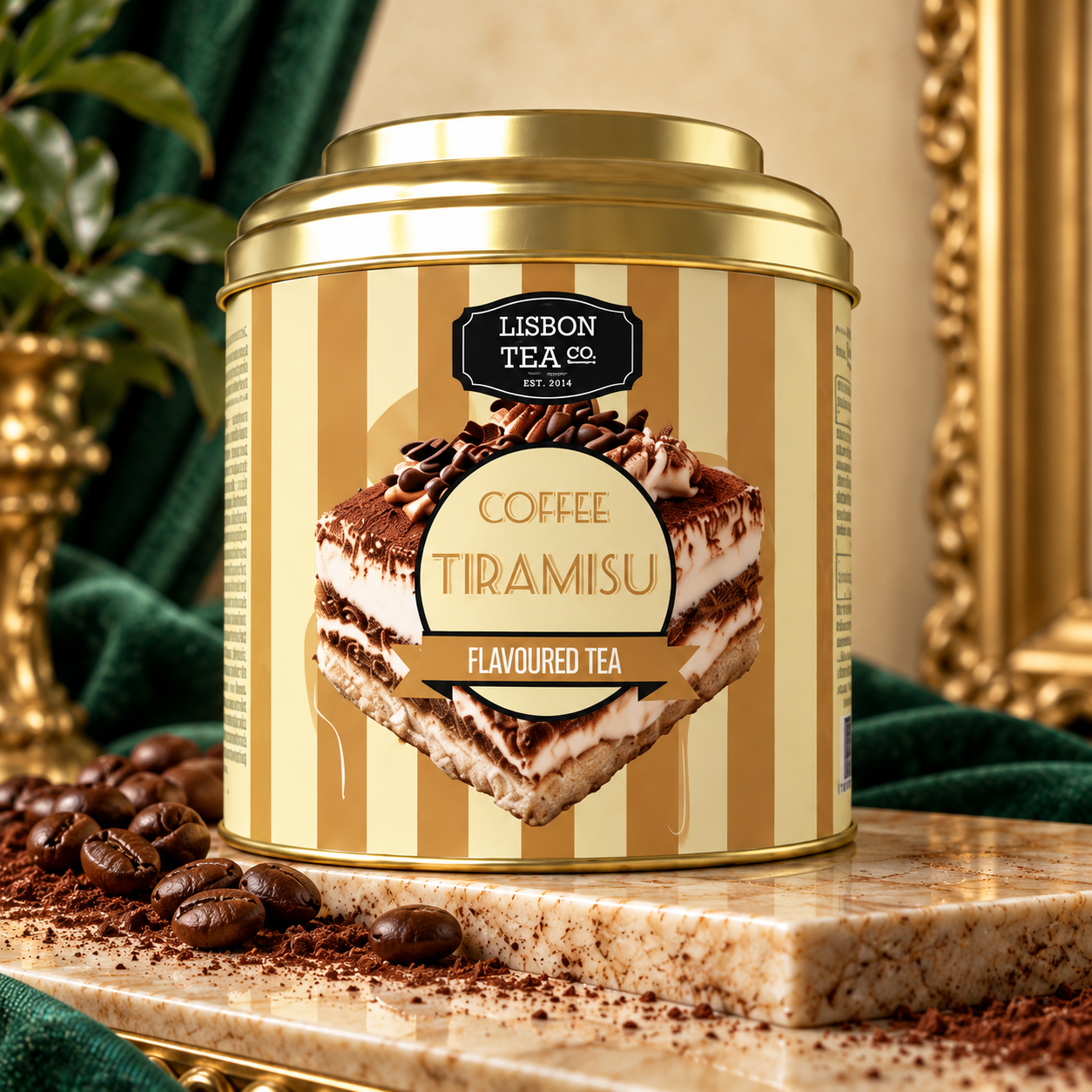 Lata de chá aromatizado de café sabor Tiramisu, decorada com elementos dourados, doces de tiramisu na embalagem e grãos de café ao redor, em um ambiente elegante com tecidos verdes e detalhes dourados.