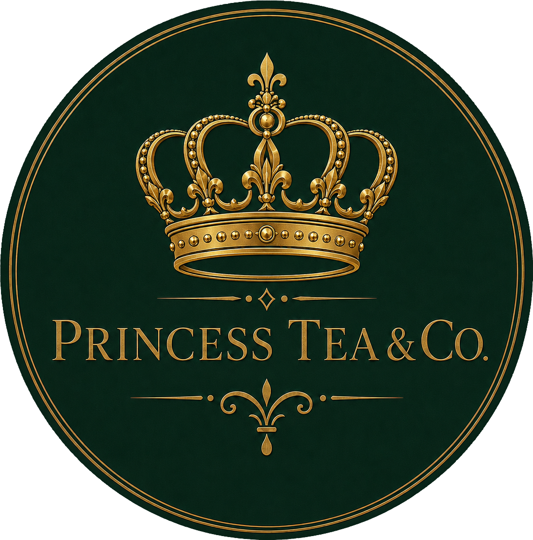 Logotipo da marca Princess Tea & Co com uma coroa dourada no topo e fundo verde escuro.