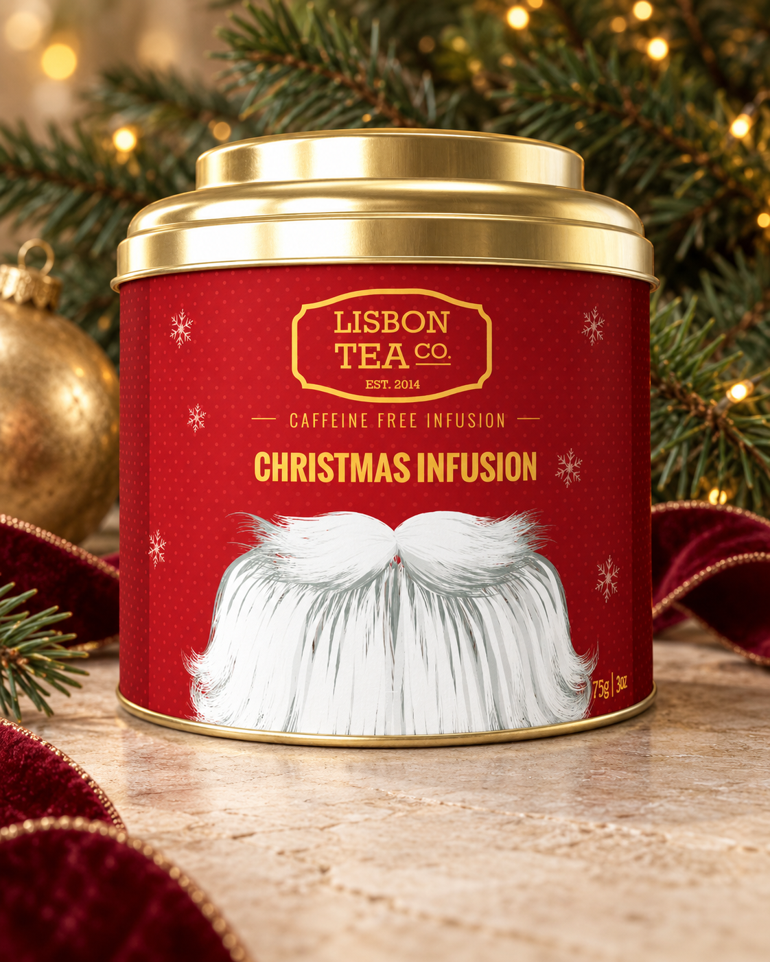 Lata vermelha de chá de Natal com tampa dourada, decorada com ramos de pinheiro, busque com uma barba branca longa e cabelos brancos. Ao fundo, decorações natalinas e luzes.
