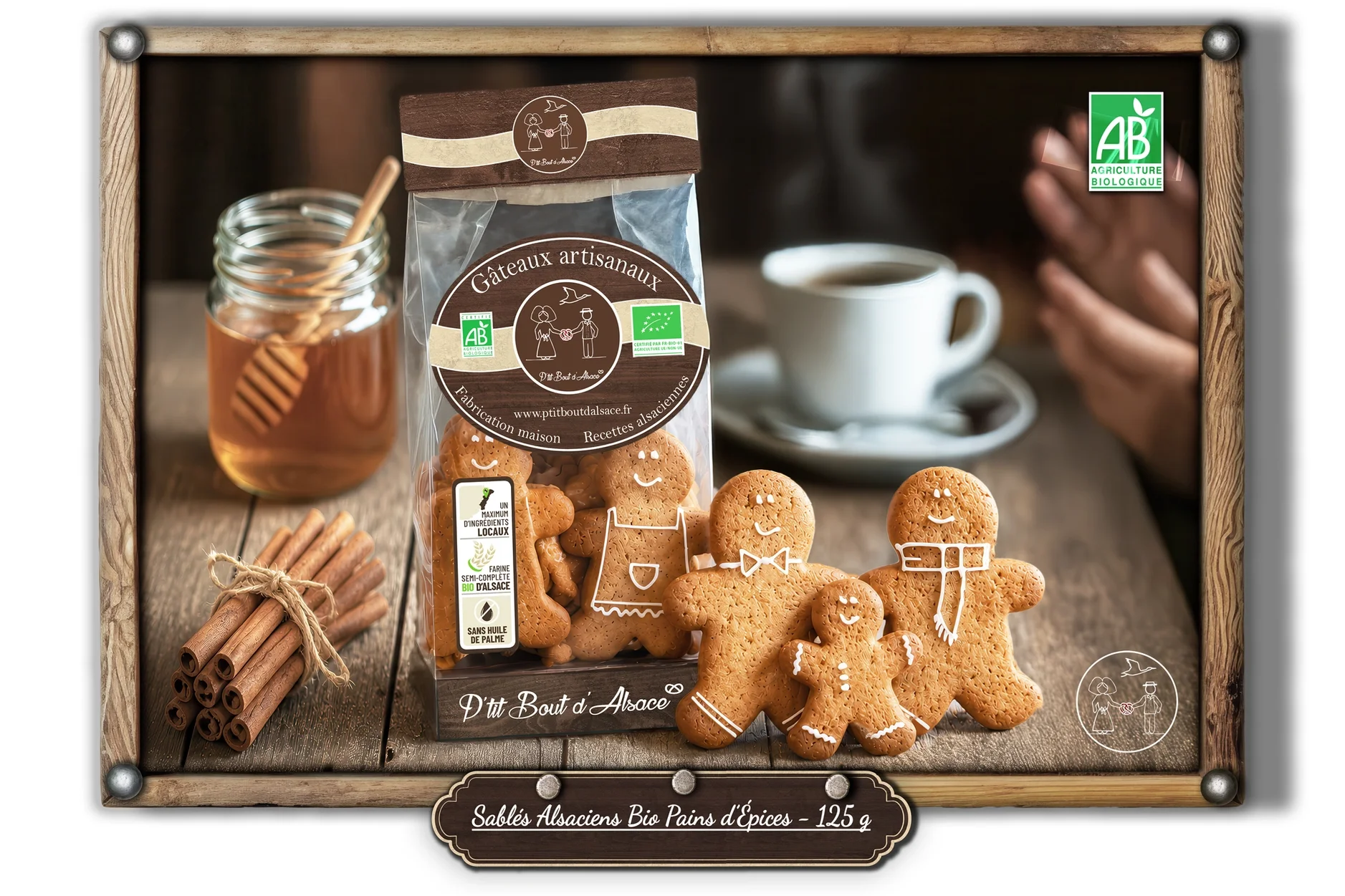 Biscoitos biológicos em forma de bonecos de gengibre, apresentados junto da embalagem, de uma chávena e de um frasco de mel.