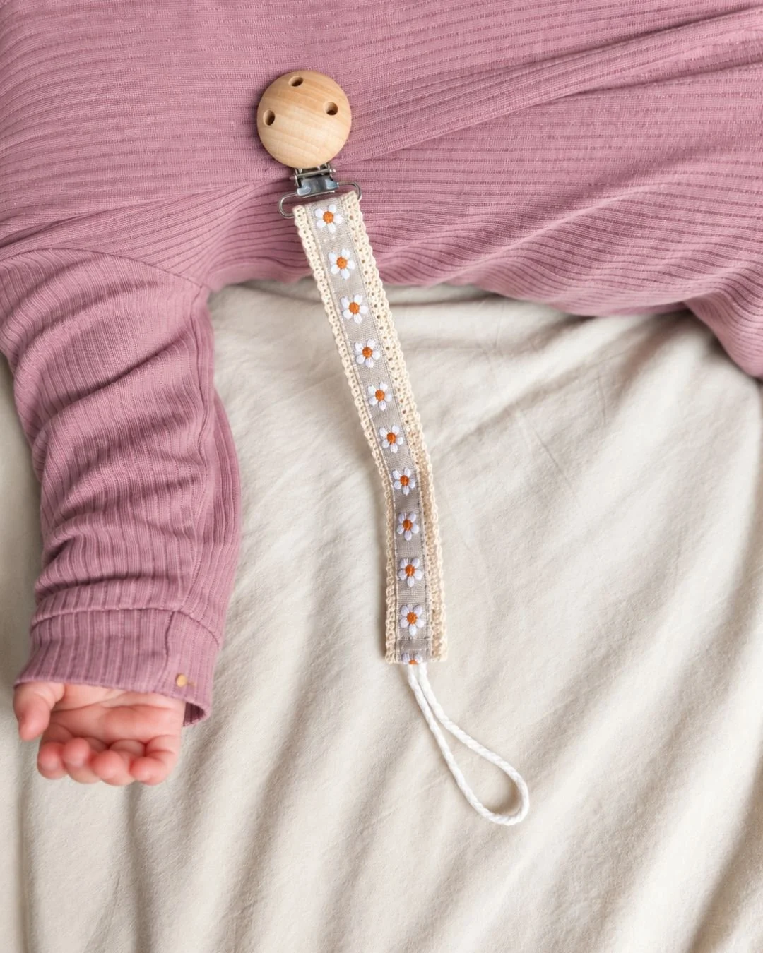 Daisy Pacifier Clip (2).jpg