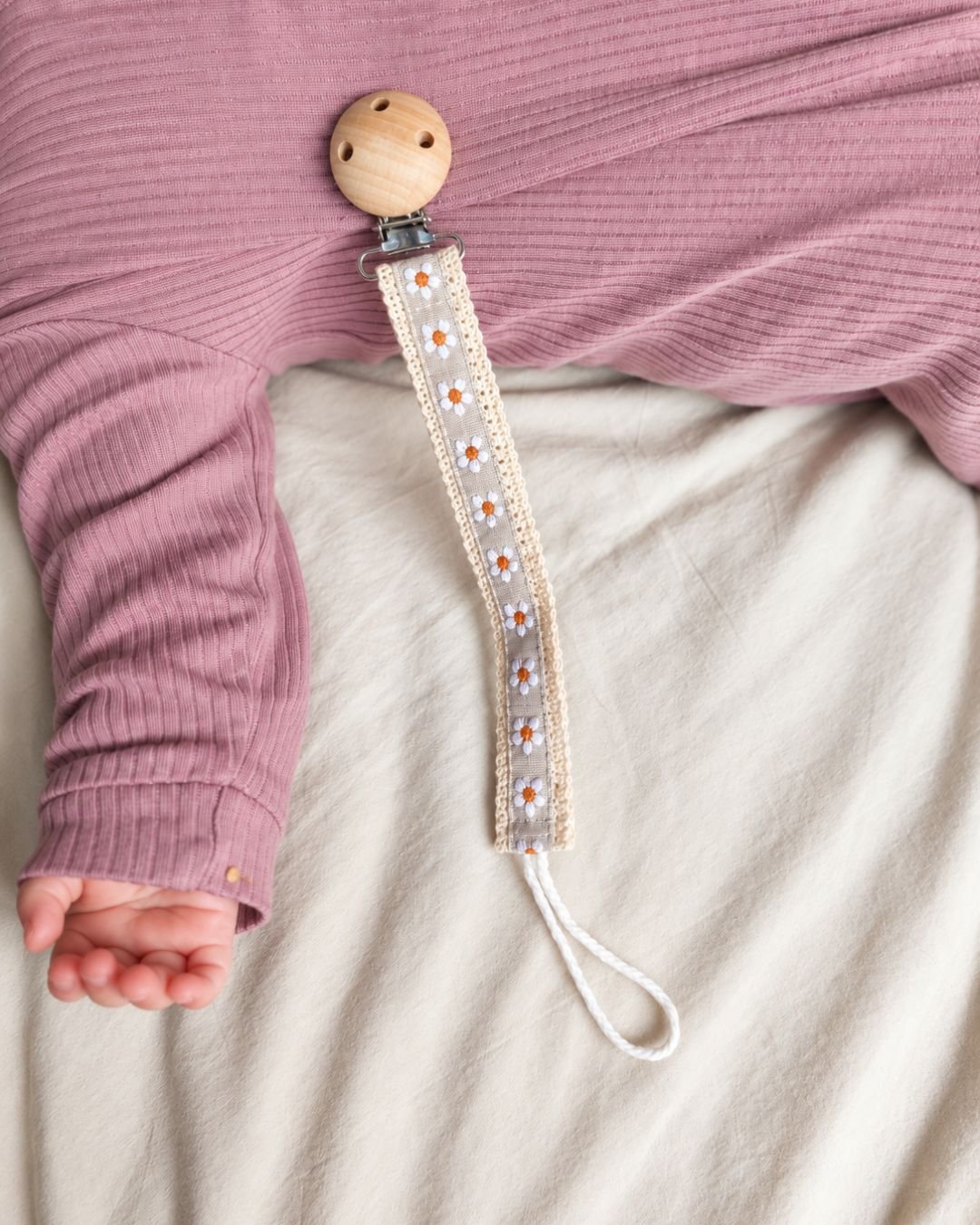 A practical essential for your baby 🌼

Our Wooden Daisy Pacifier Clip combines a sweet daisy detail with natural wood for a simple, timeless look.

Designed to keep your baby's pacifier or mushie close by, it helps prevent it from falling onto the f
