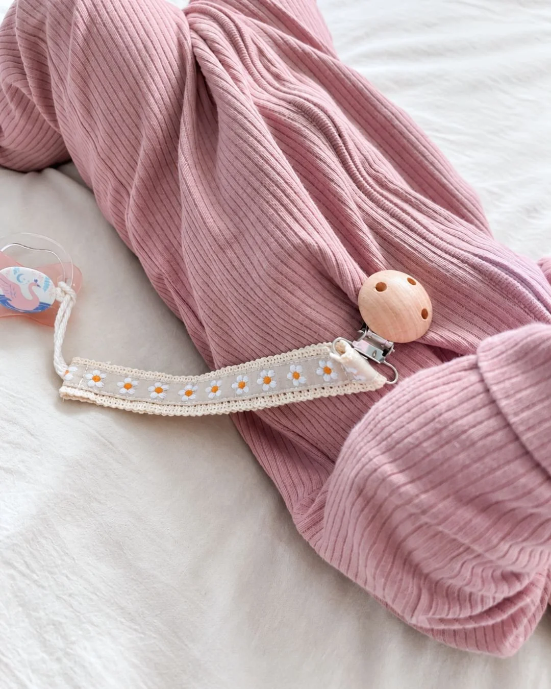 Daisy Pacifier Clip (5).jpg