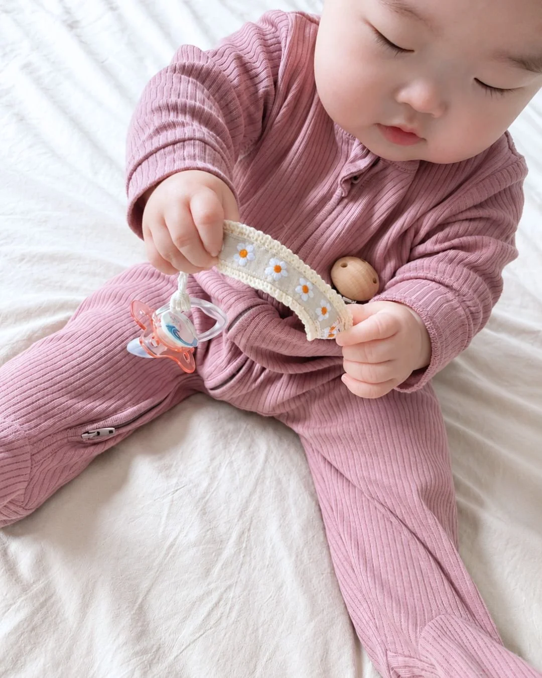 Daisy Pacifier Clip (3).jpg