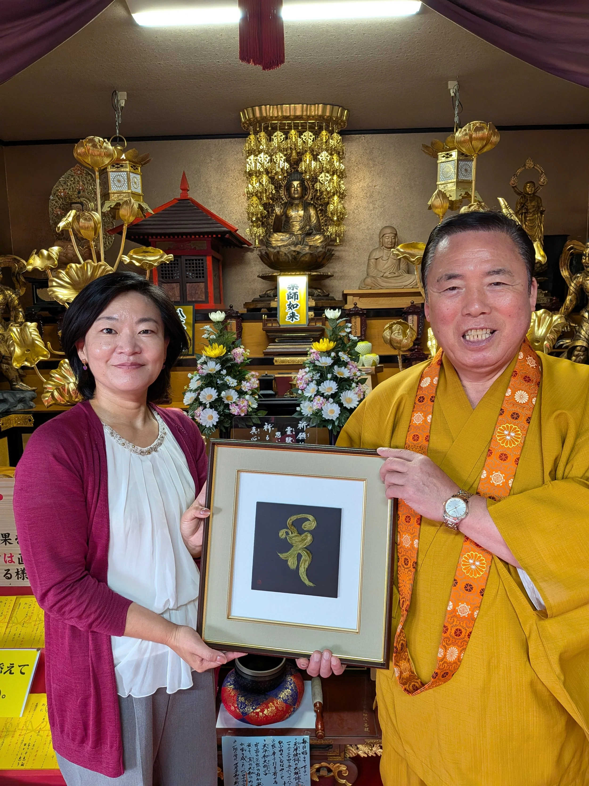 寺院への永久花アート奉納の様子
