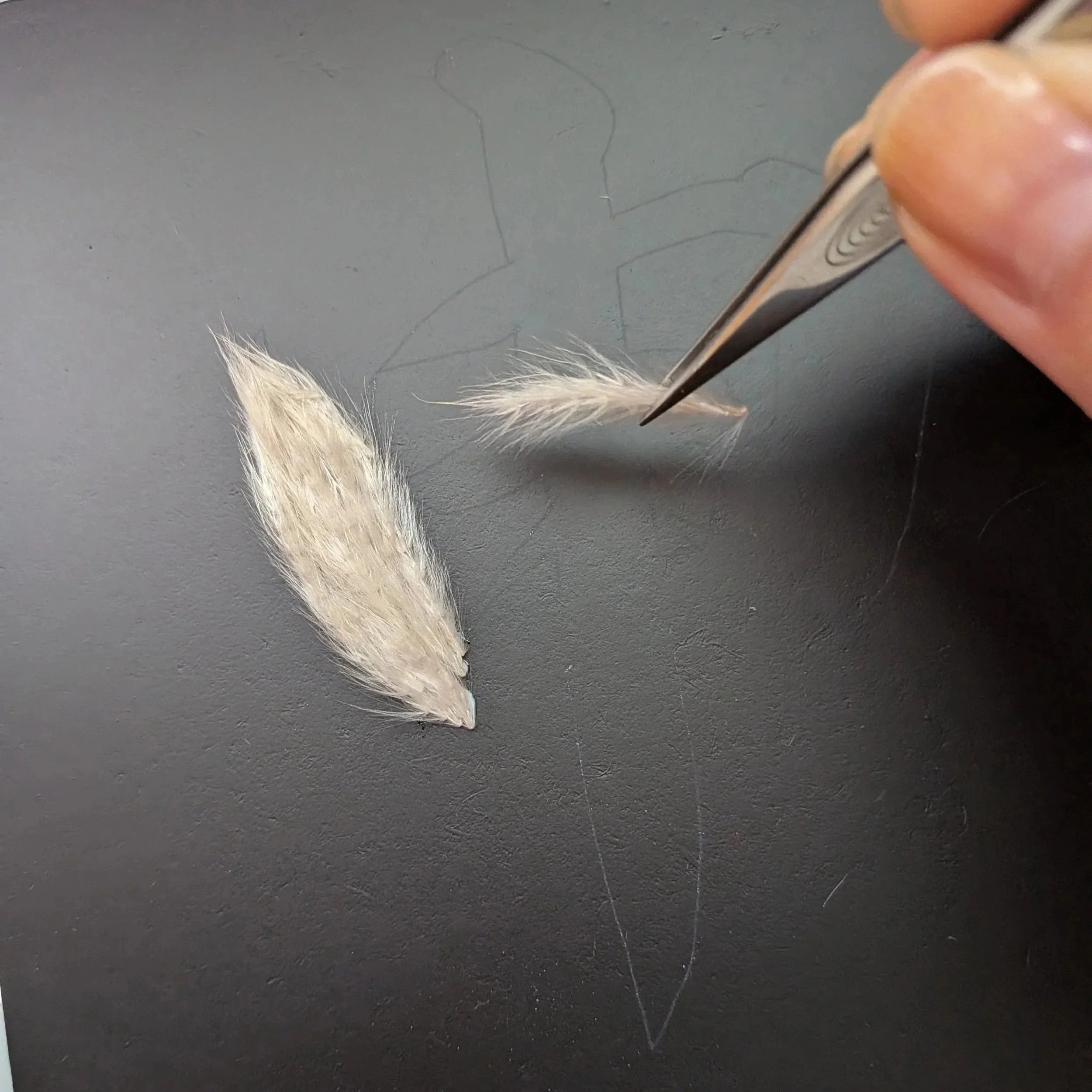 プリザーブドフラワーの花材で文字を表現する永久花アートの制作風景