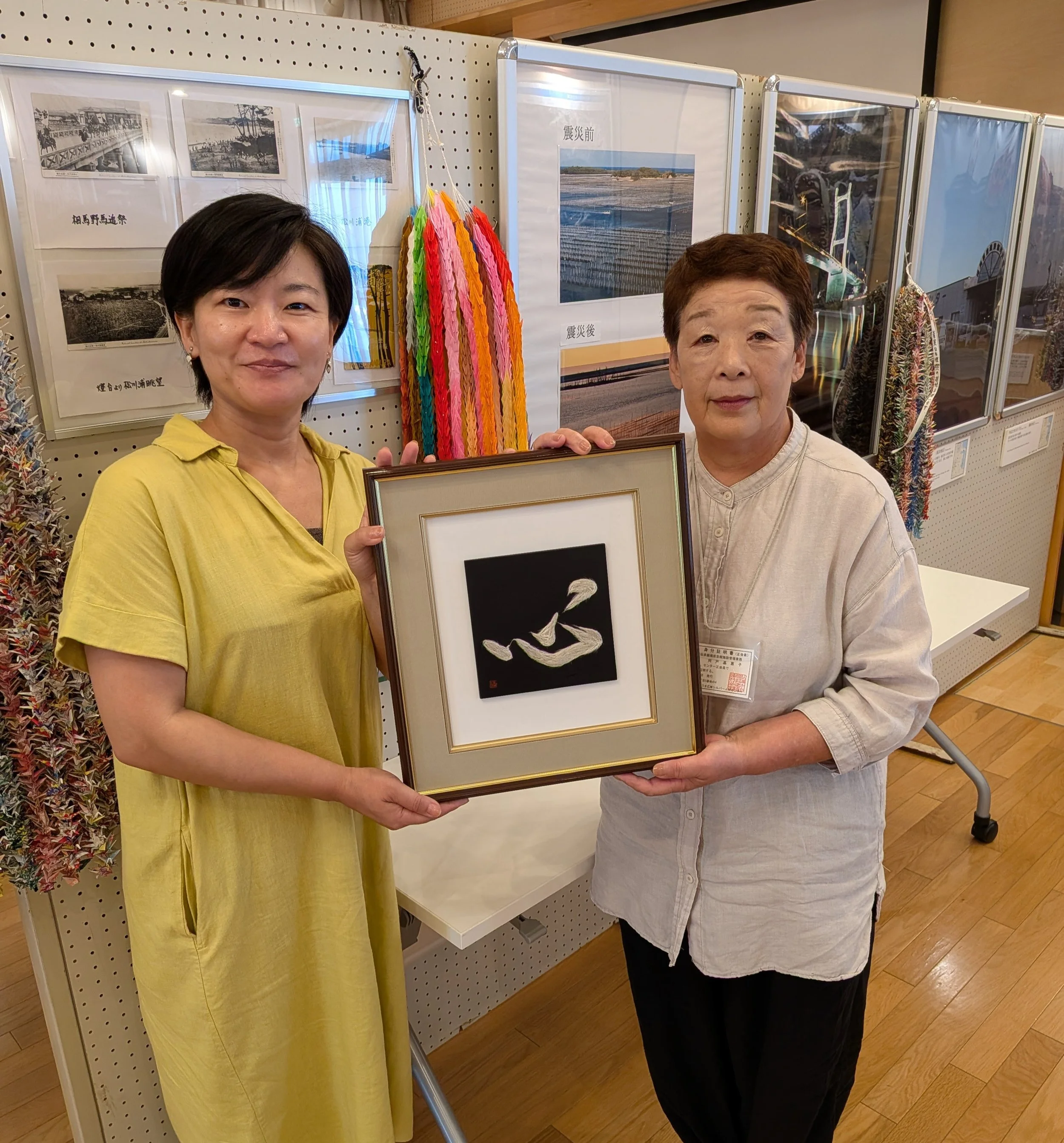 相馬市伝承鎮魂祈念館への永久花アート「心」寄贈の様子