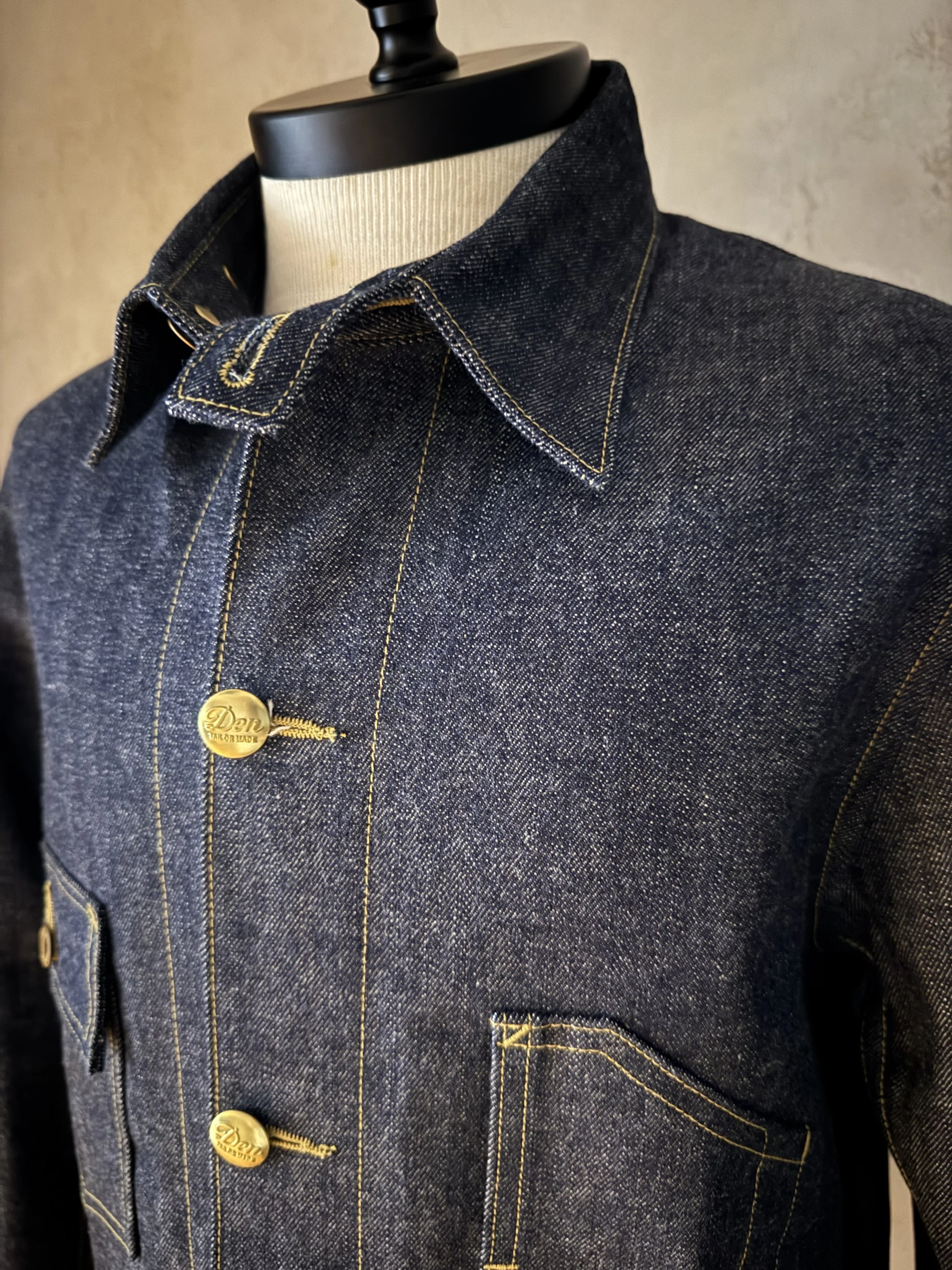 Den TAILOR MADEのカバーオールジャケットのアップショット。