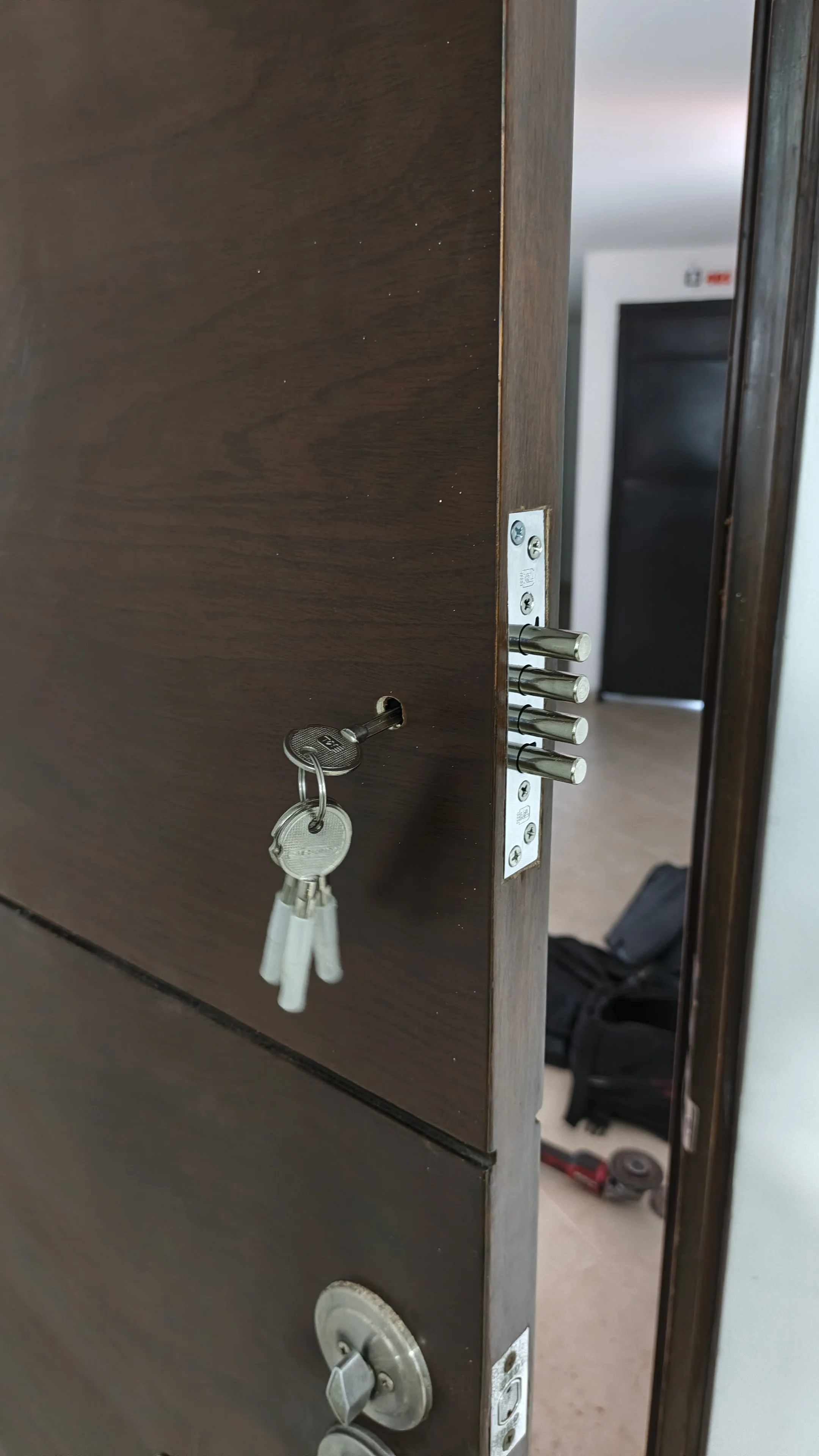Cerrajeria Abrimos-Bucaramanga-cerradura-incrustar-kl-seguridad-puerta-madera.jpg