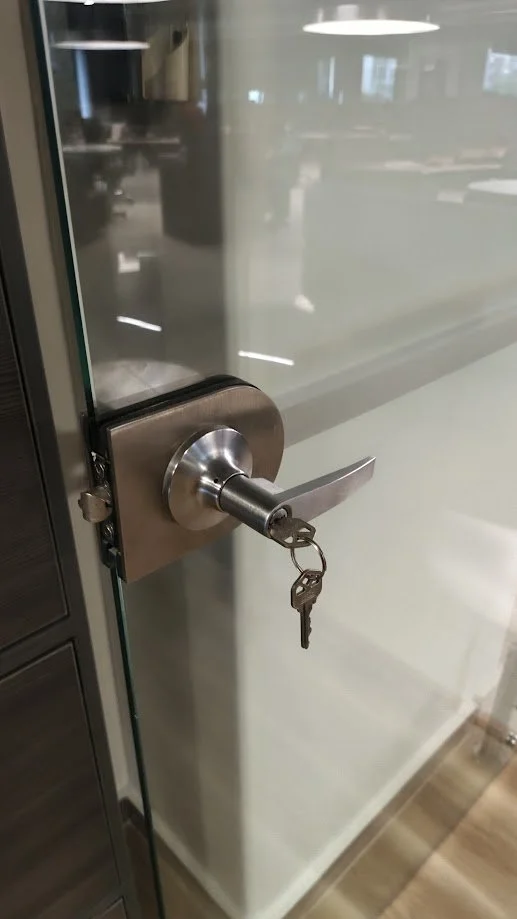 Cerrajeria Abrimos-Bucaramanga-cerradura-puerta-vidrio.jpg