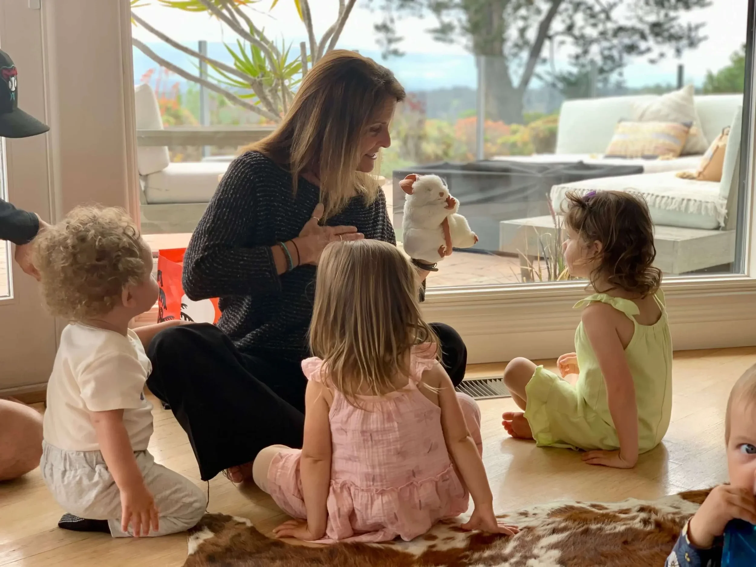 laura-greer-puppet-show-with-preschoolers-encinitas.webp