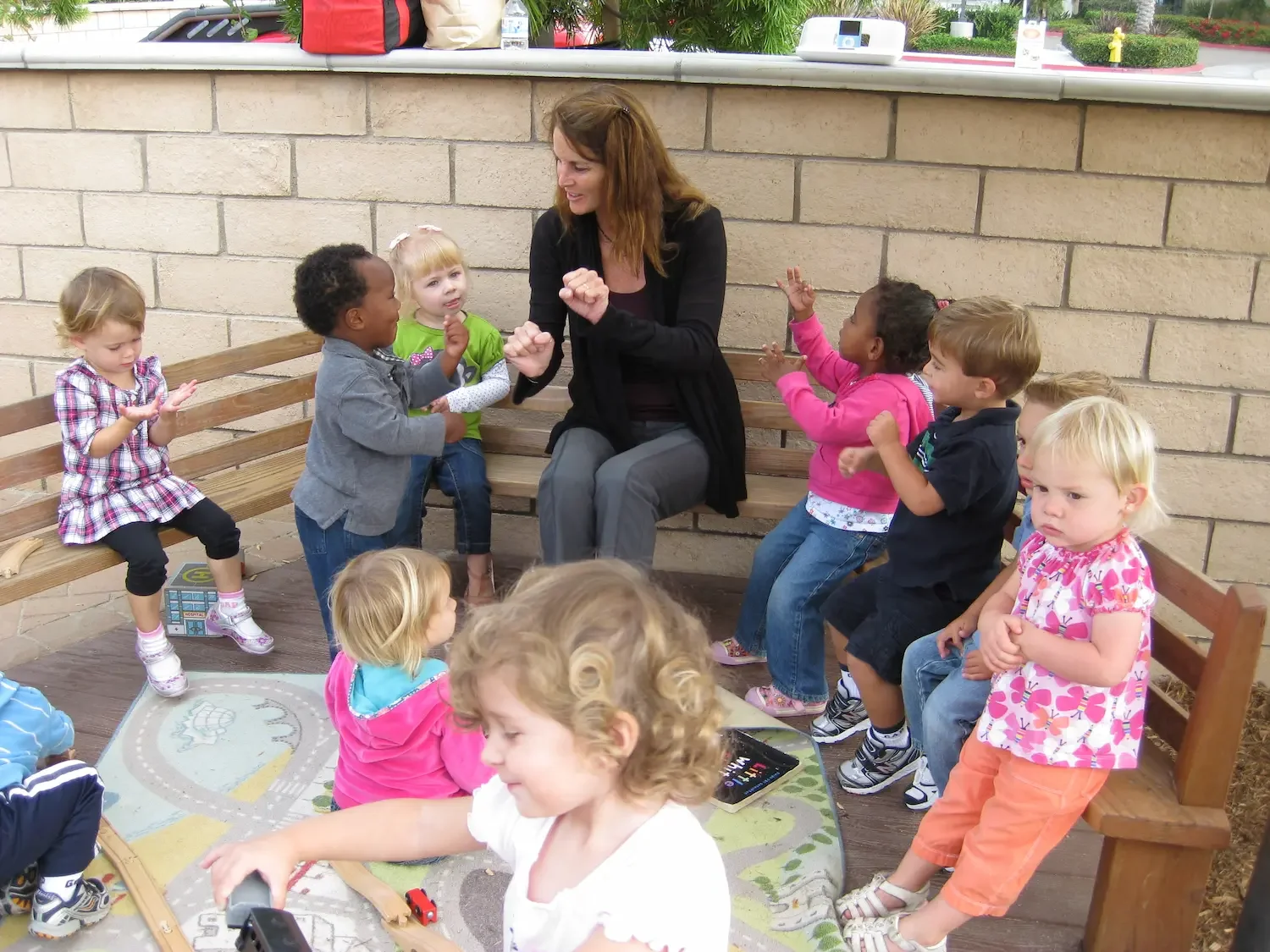 outdoor-sign-language-class-encinitas-preschool.webp