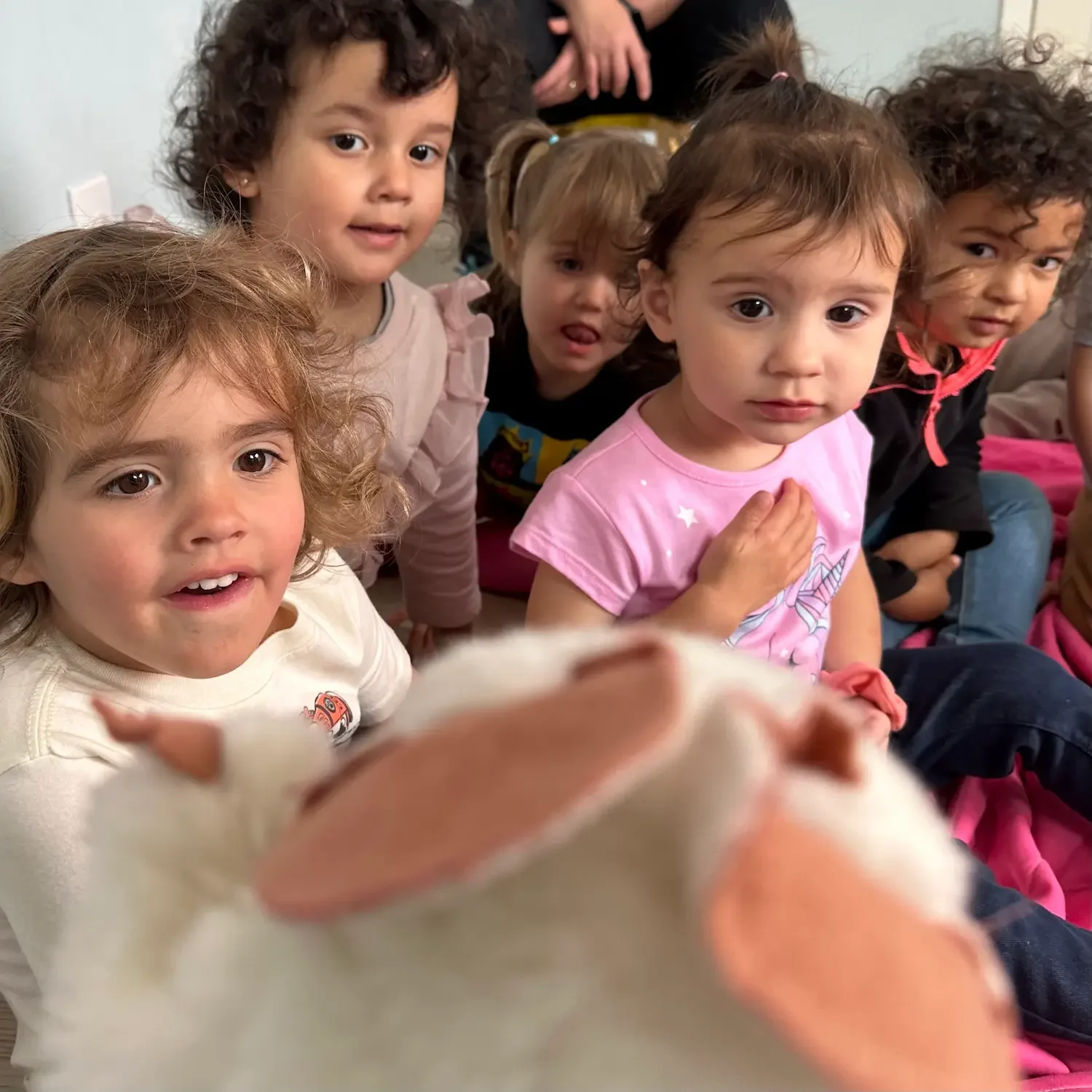 toddler-girls-group-sign-language-class-encinitas.webp