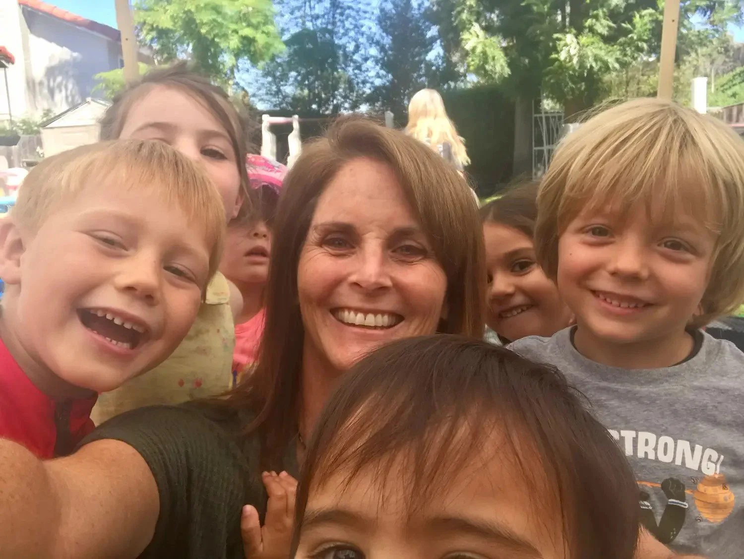 laura-greer-with-preschool-students-encinitas.jpg