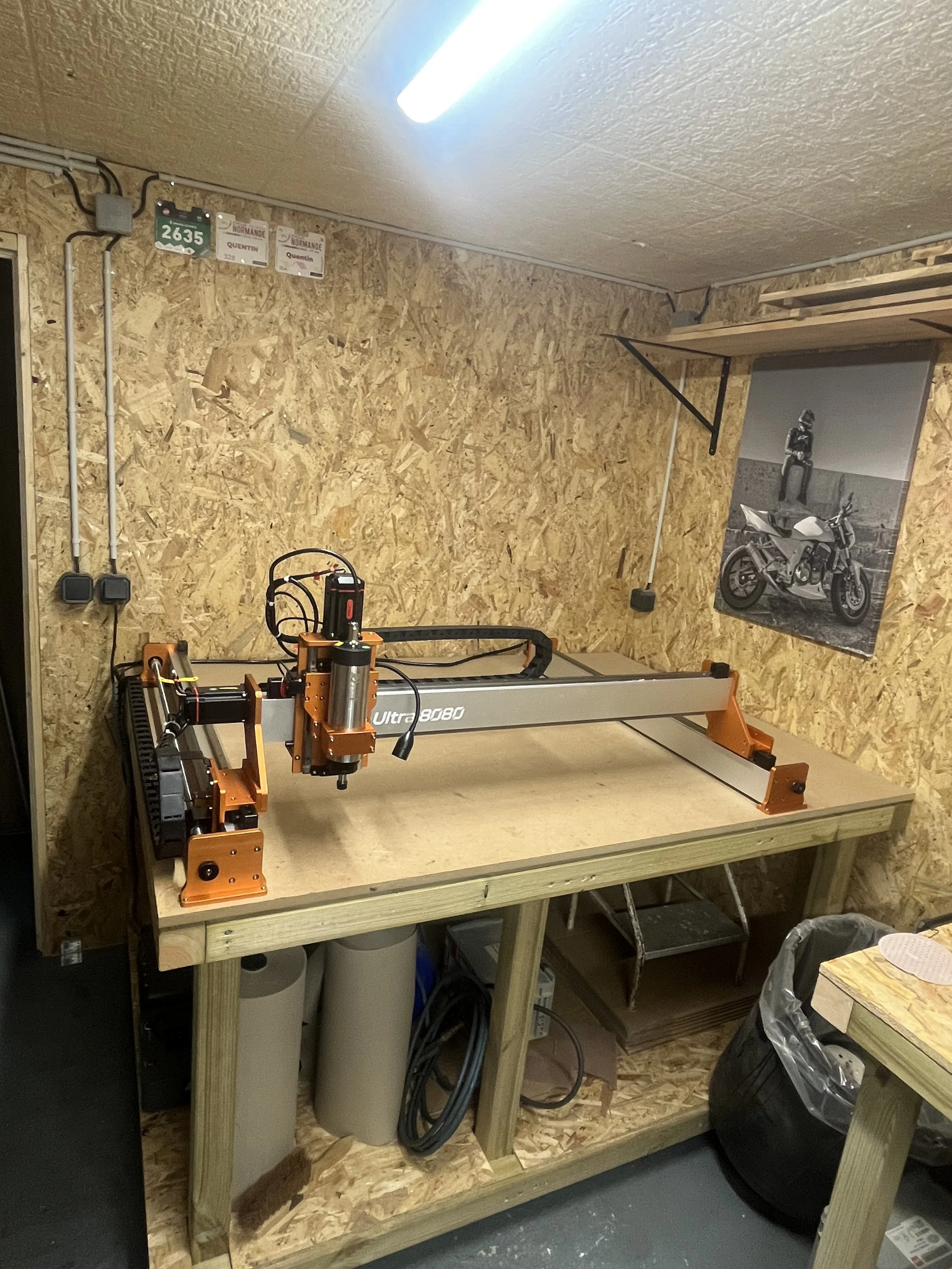 Atelier Support Workshop avec machine CNC pour la fabrication de supports et créations personnalisées en bois
