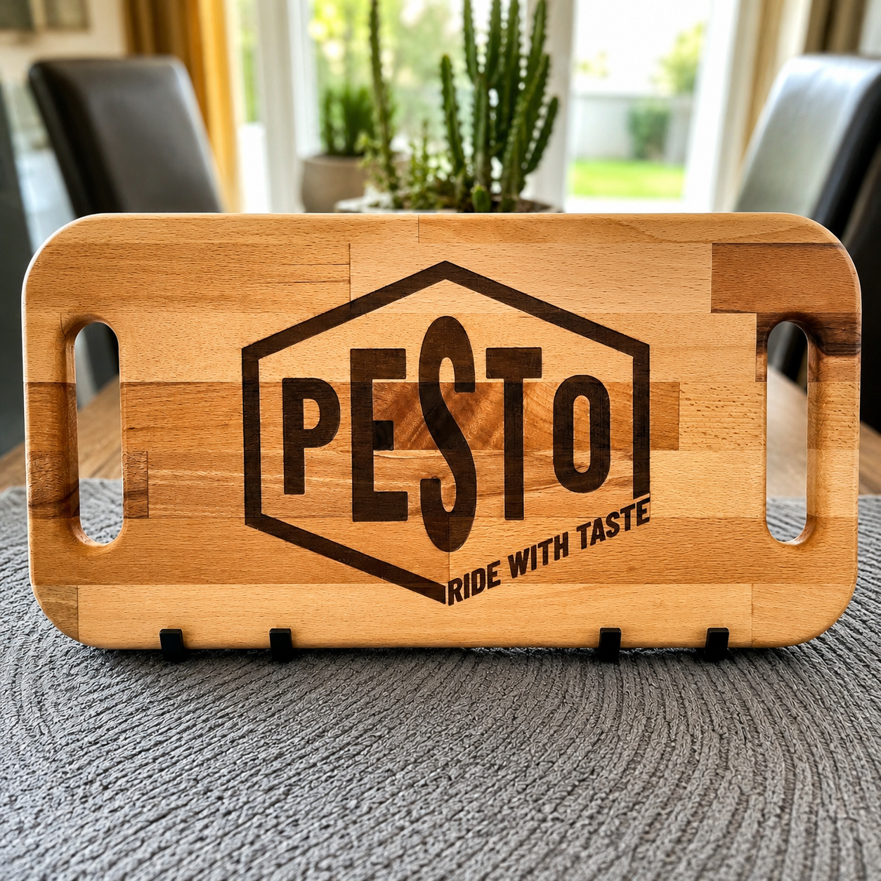 Planche apéro en bois personnalisée avec gravure PESTO et slogan Ride With Taste