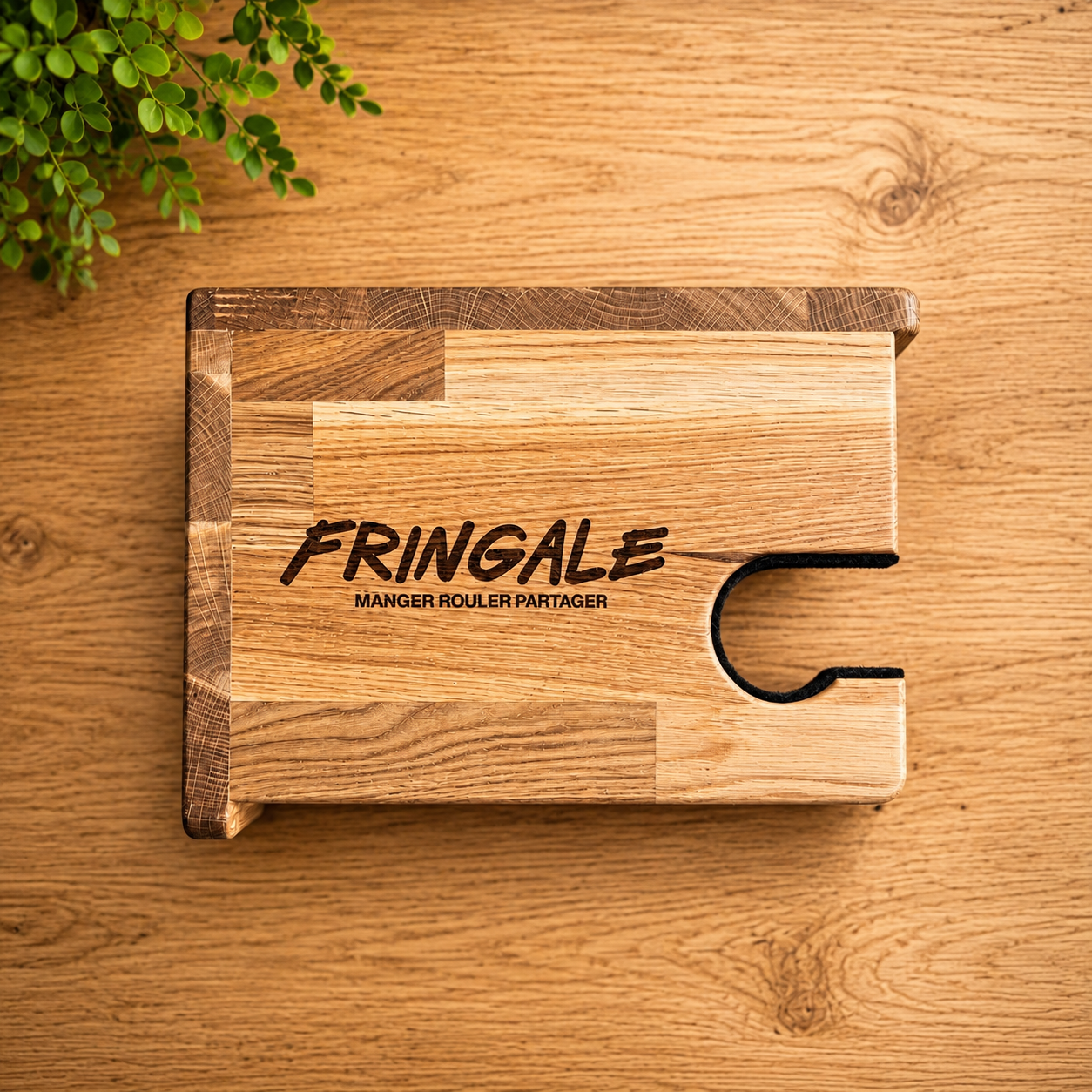 Support vélo mural personnalisé en bois avec gravure Fringale, fabriqué artisanalement par Support Workshop
