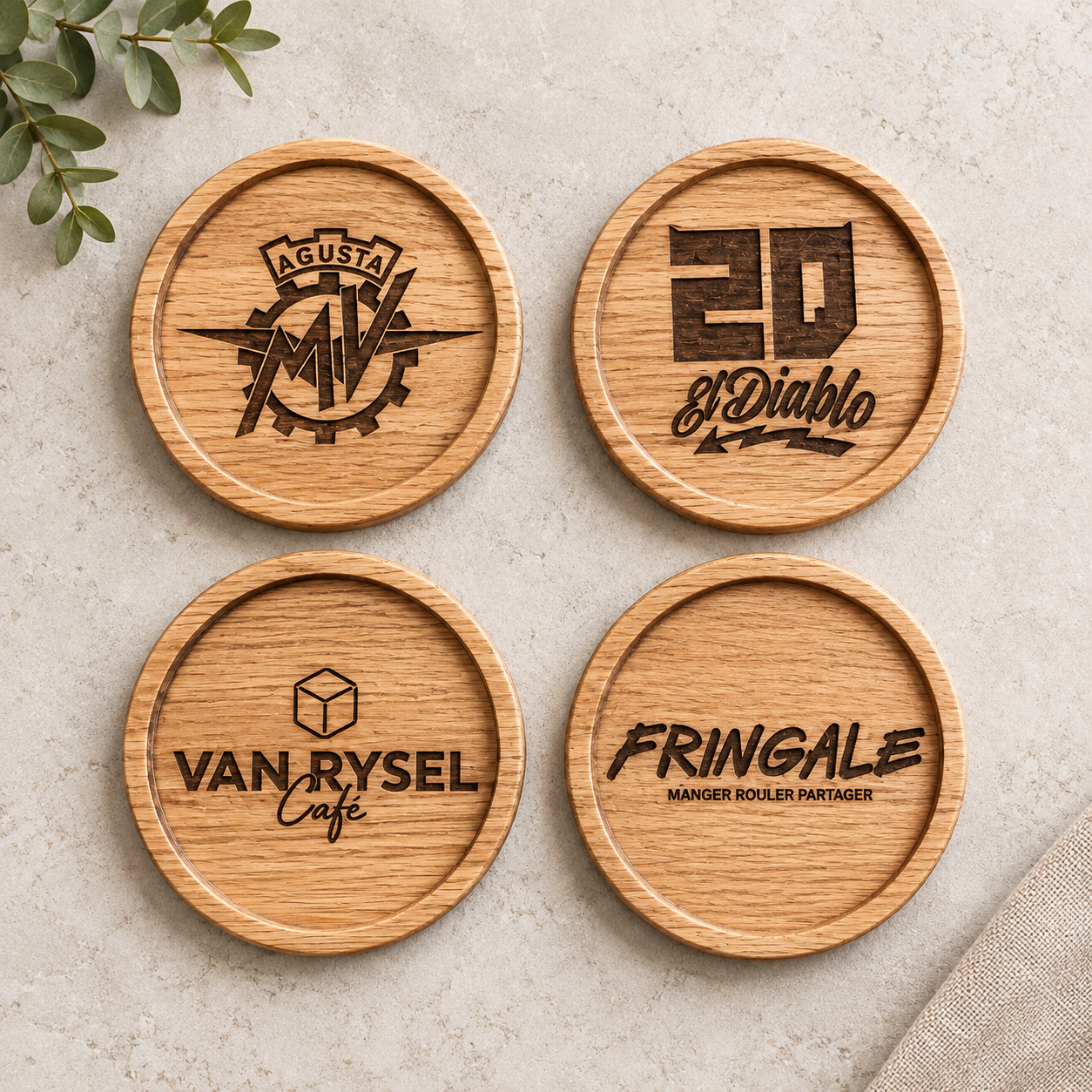 Lot de quatre dessous de verre personnalisés en bois avec logos gravés