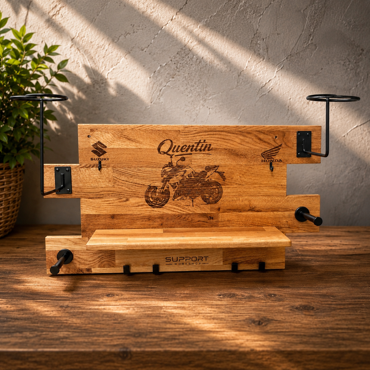 Support pour casque et blouson moto personnalisé en bois avec gravure d'une moto et du logo Suzuki et Honda