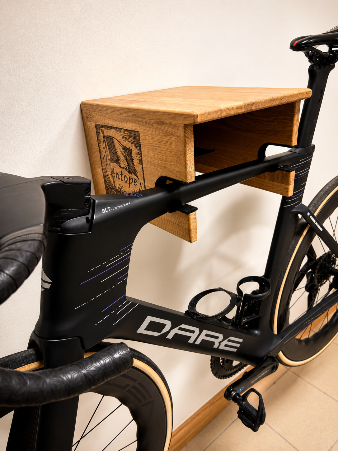 Vélo installé sur un support vélo mural en bois avec étagère intégrée