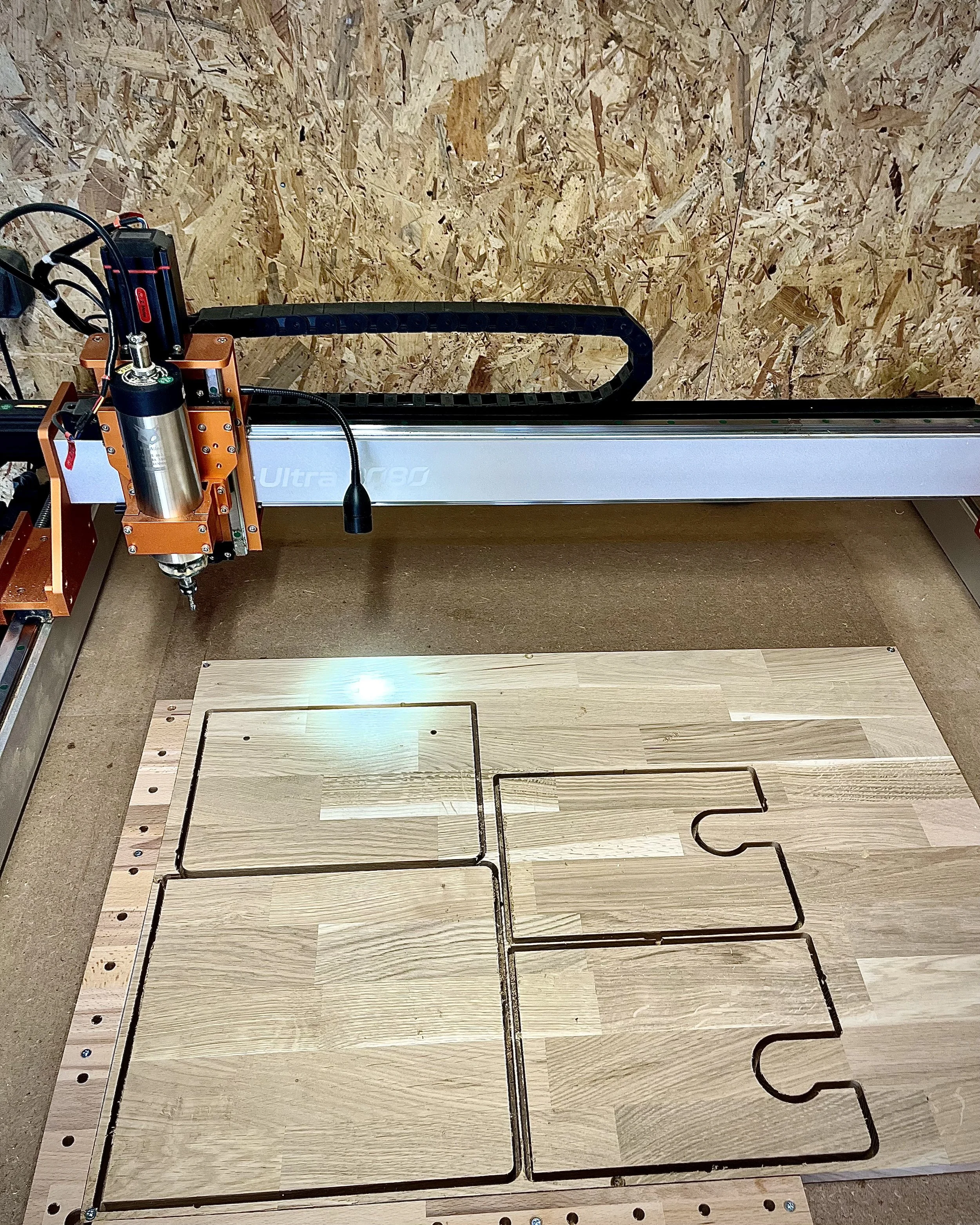 Machine CNC en atelier pour la découpe et l'usinage de créations personnalisées en bois