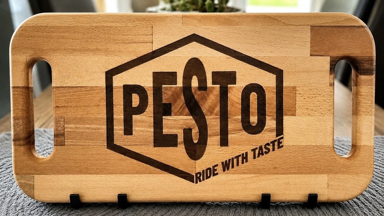 Planche apéro en bois personnalisée avec gravure PESTO et slogan Ride With Taste