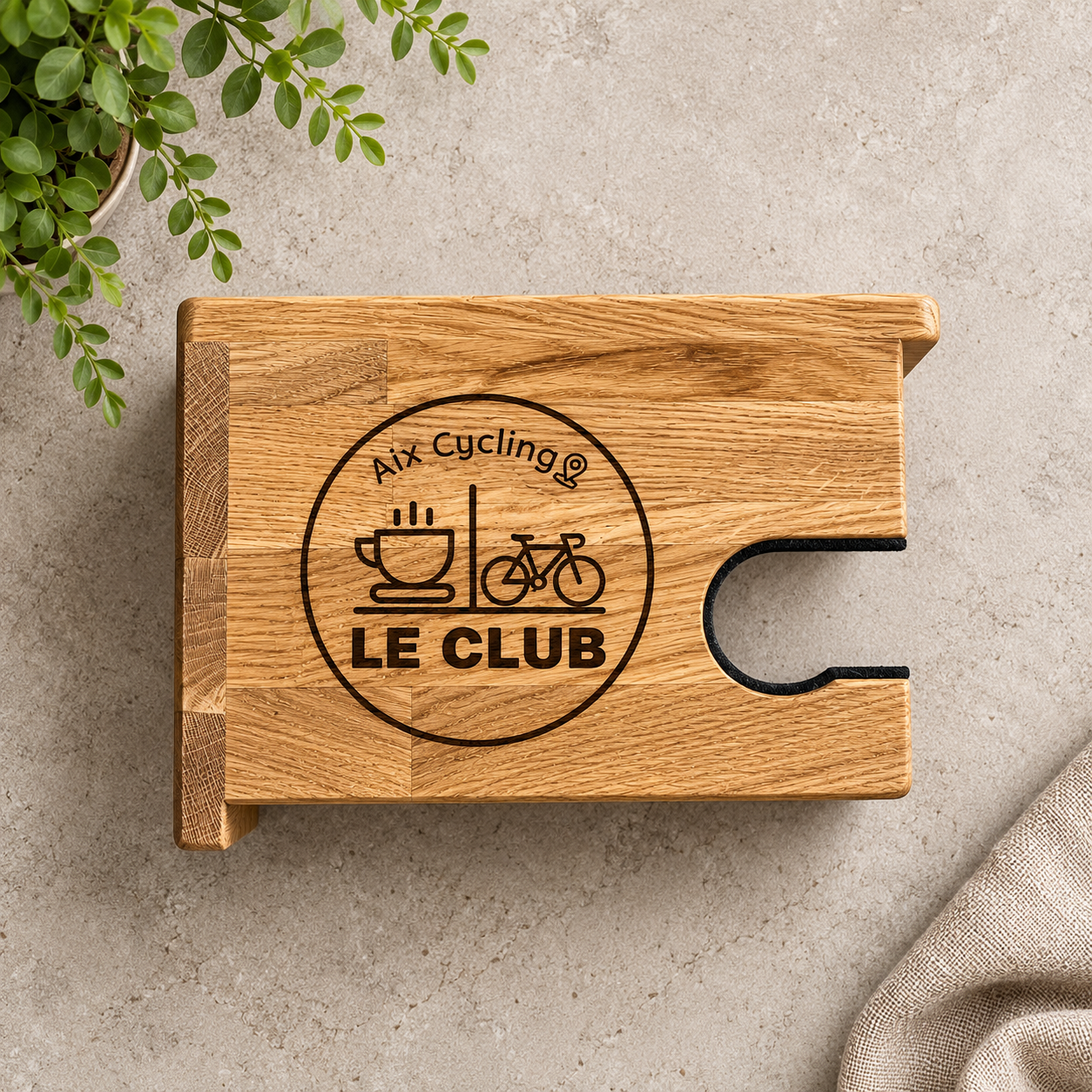 Support vélo mural personnalisé en bois avec gravure Aix Cycling Club, fabriqué artisanalement par Support Workshop
