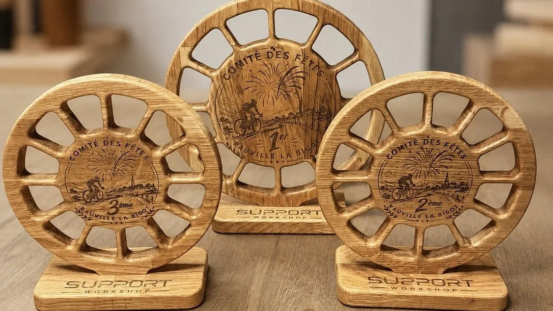 Trophées personnalisés en bois pour compétition cycliste avec gravure sur mesure