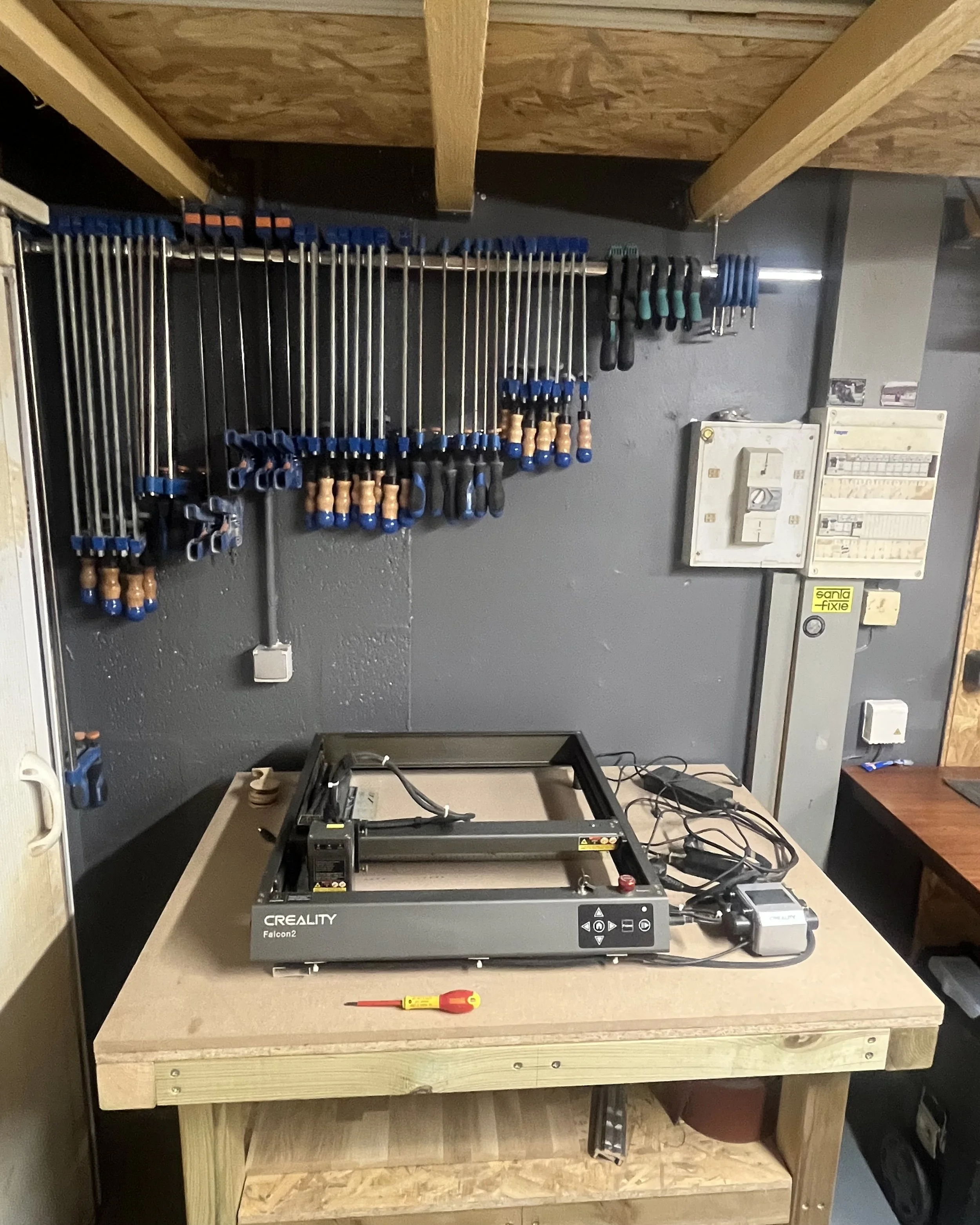 Atelier Support Workshop avec graveuse laser pour la personnalisation de créations en bois