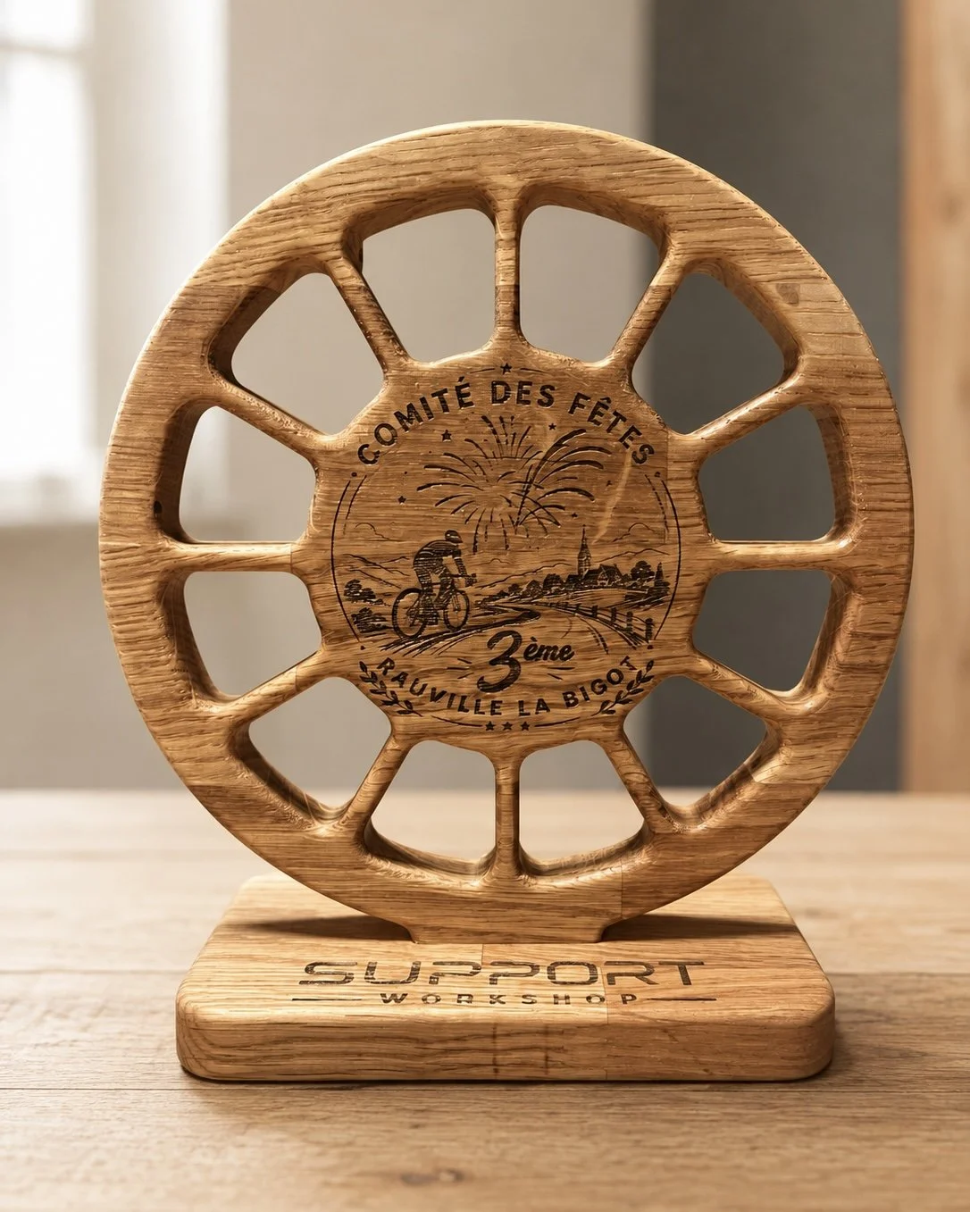 Trophée personnalisé en bois en forme de roue pour compétition cycliste