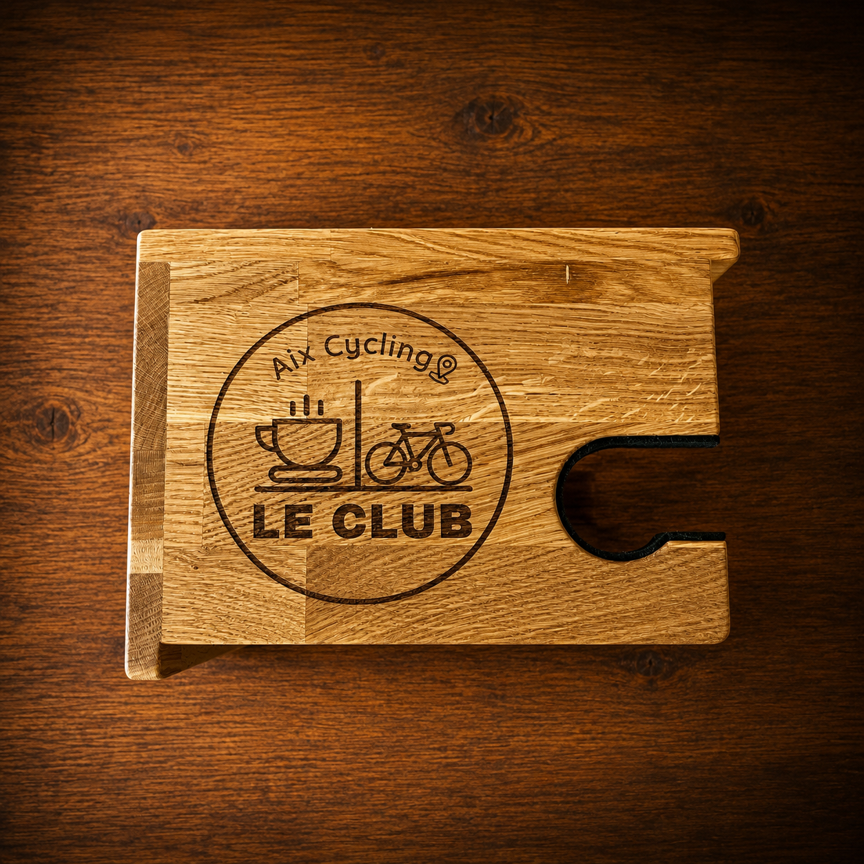 Support vélo mural en bois personnalisé avec gravure du logo Aix Cycling Le Club