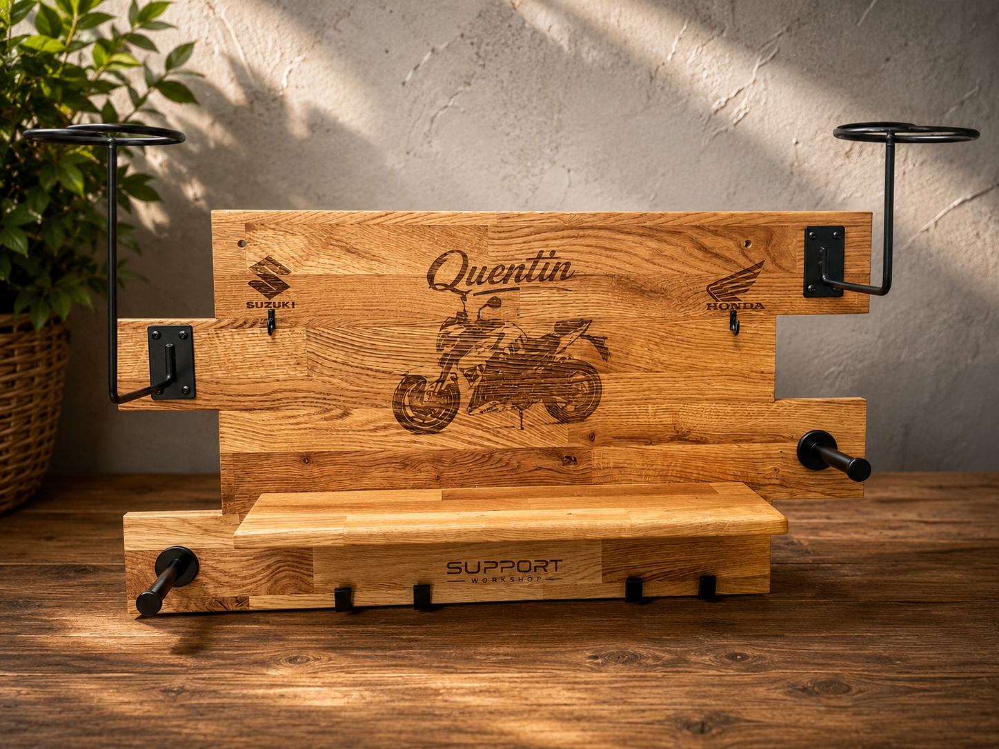 Support personnalisé en bois pour accessoires moto avec gravure sur mesure
