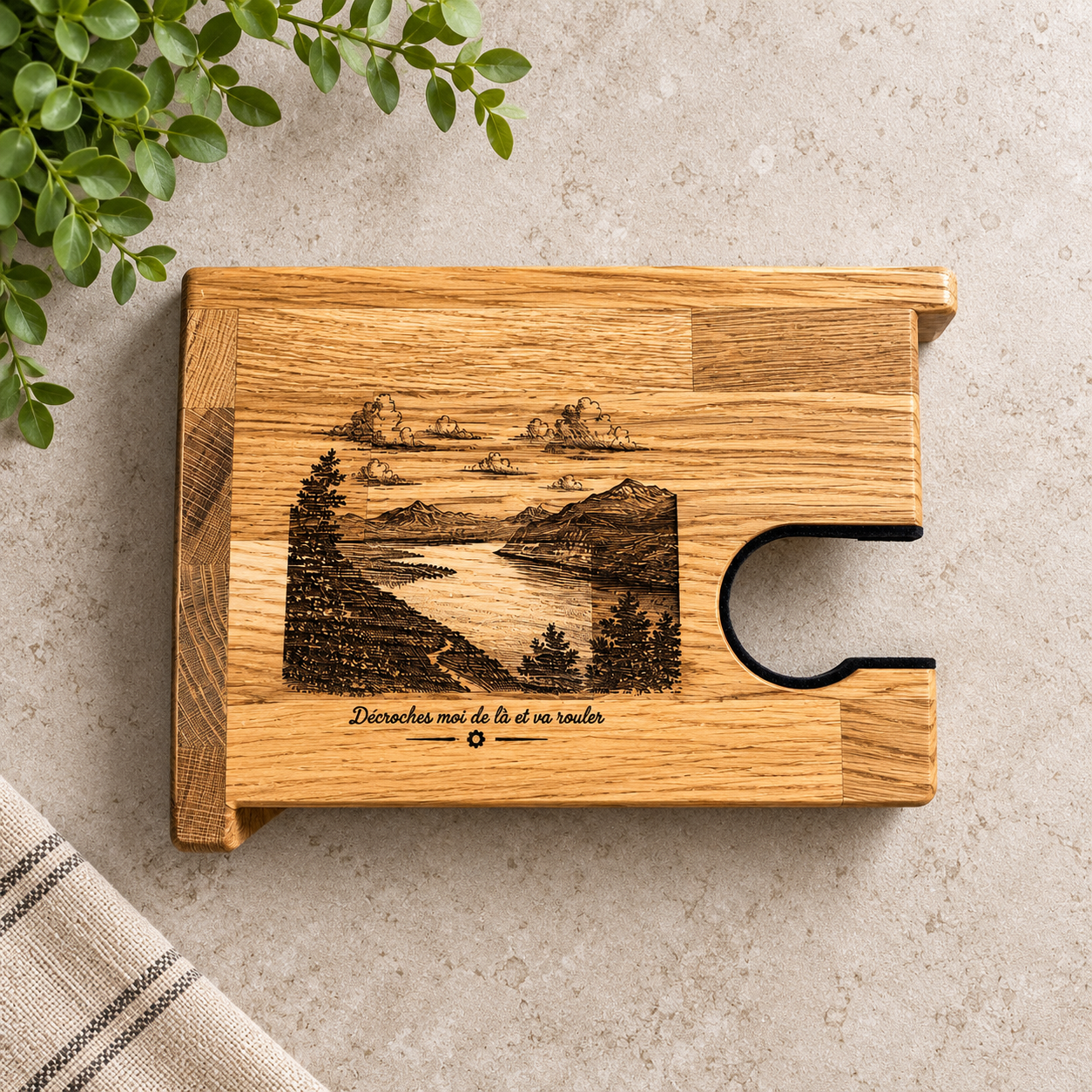 Support vélo mural personnalisé en bois avec gravure paysage et lac, fabriqué artisanalement par Support Workshop