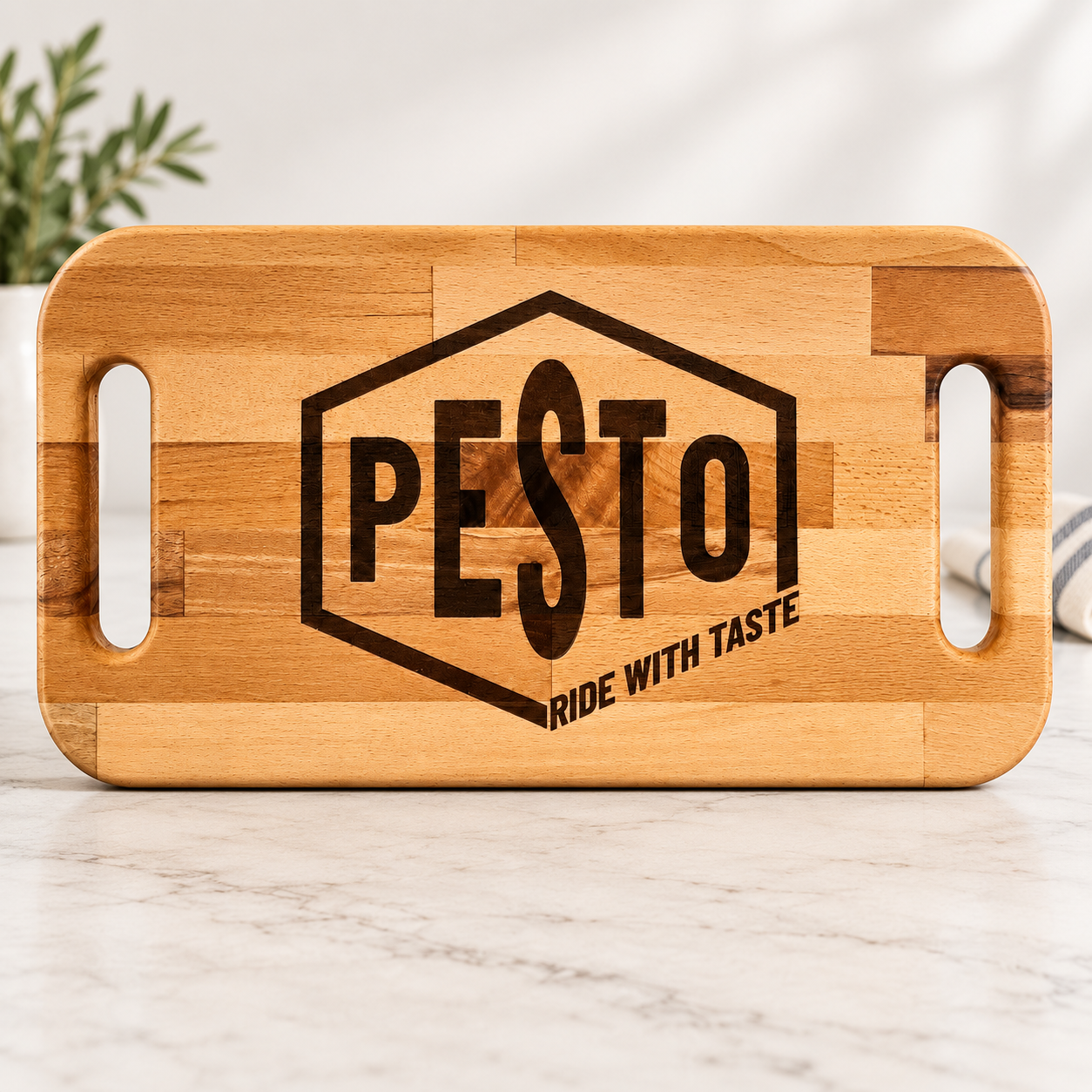 Planche apéro personnalisé en bois avec gravure du logo PESTO et du slogan Ride With Taste