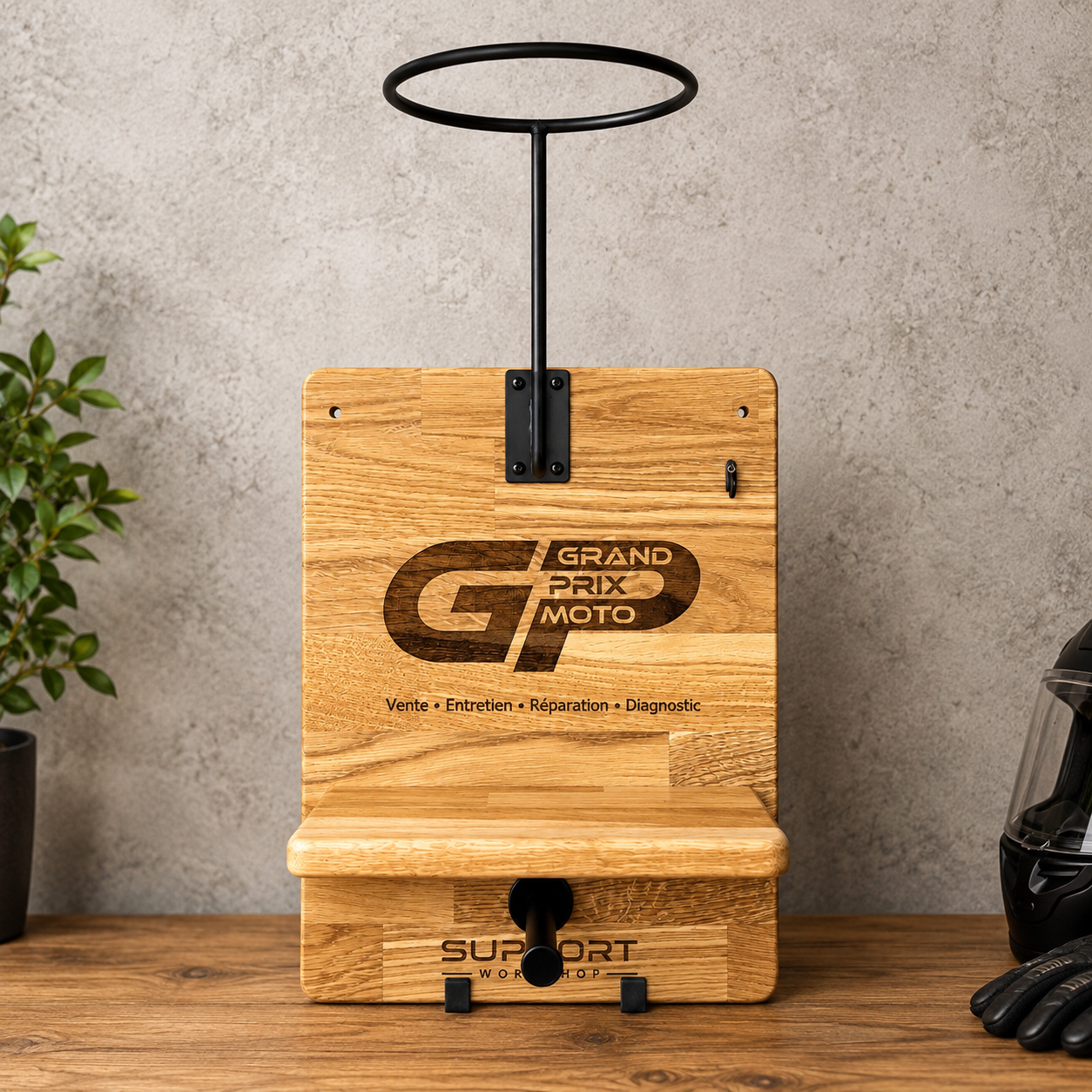 Support pour casque et blouson moto personnalisé en bois avec gravure du logo Grand Prix Moto