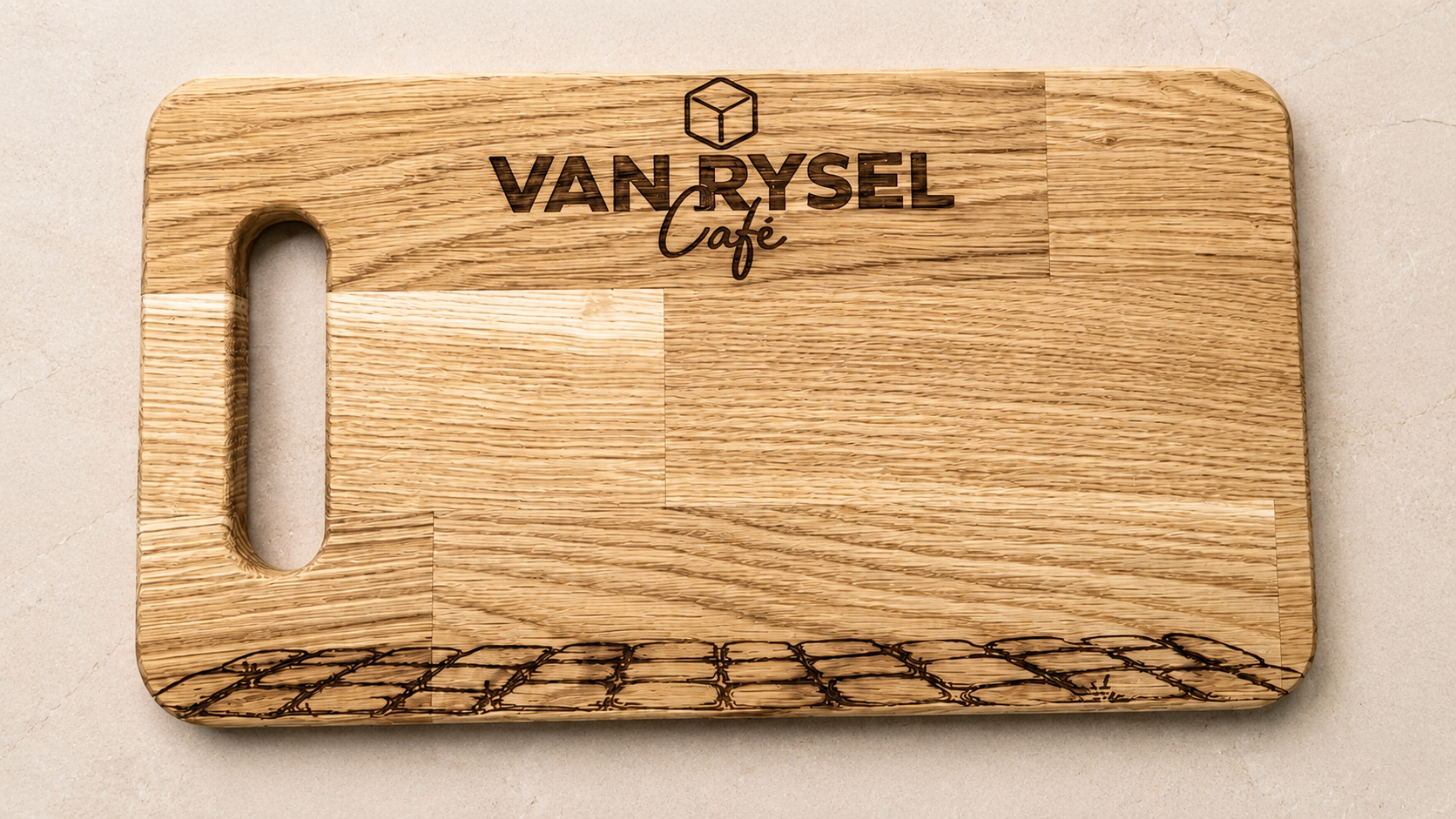 Planche à saucisson en bois personnalisée avec gravure du logo Van Rysel Café
