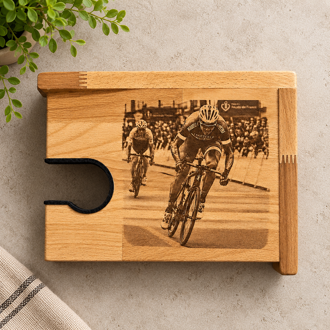 Support vélo mural personnalisé en bois avec gravure d'un coureur cycliste, fabriqué artisanalement par Support Workshop