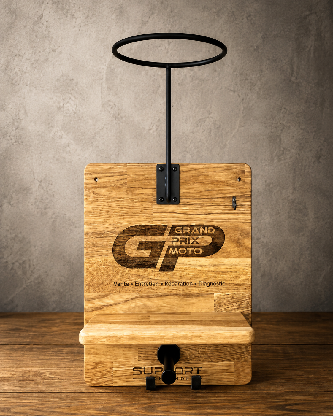 Support mural en bois personnalisé pour casque et équipement motard avec gravure sur mesure