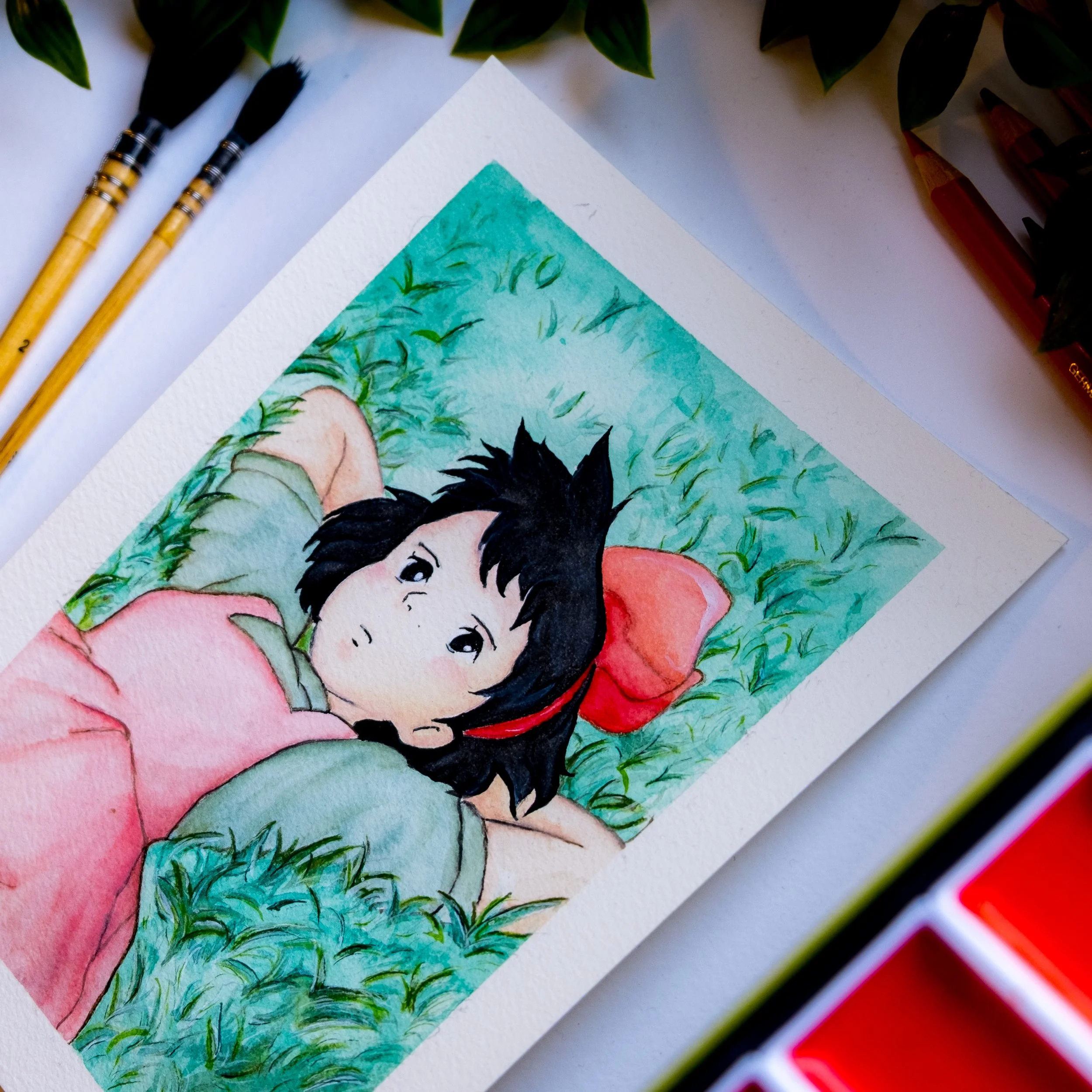 Une illustration aquarellée d'un enfant avec des cheveux noirs courts, portant un haut rose, dans un environnement verdoyant avec des herbes et des plantes.