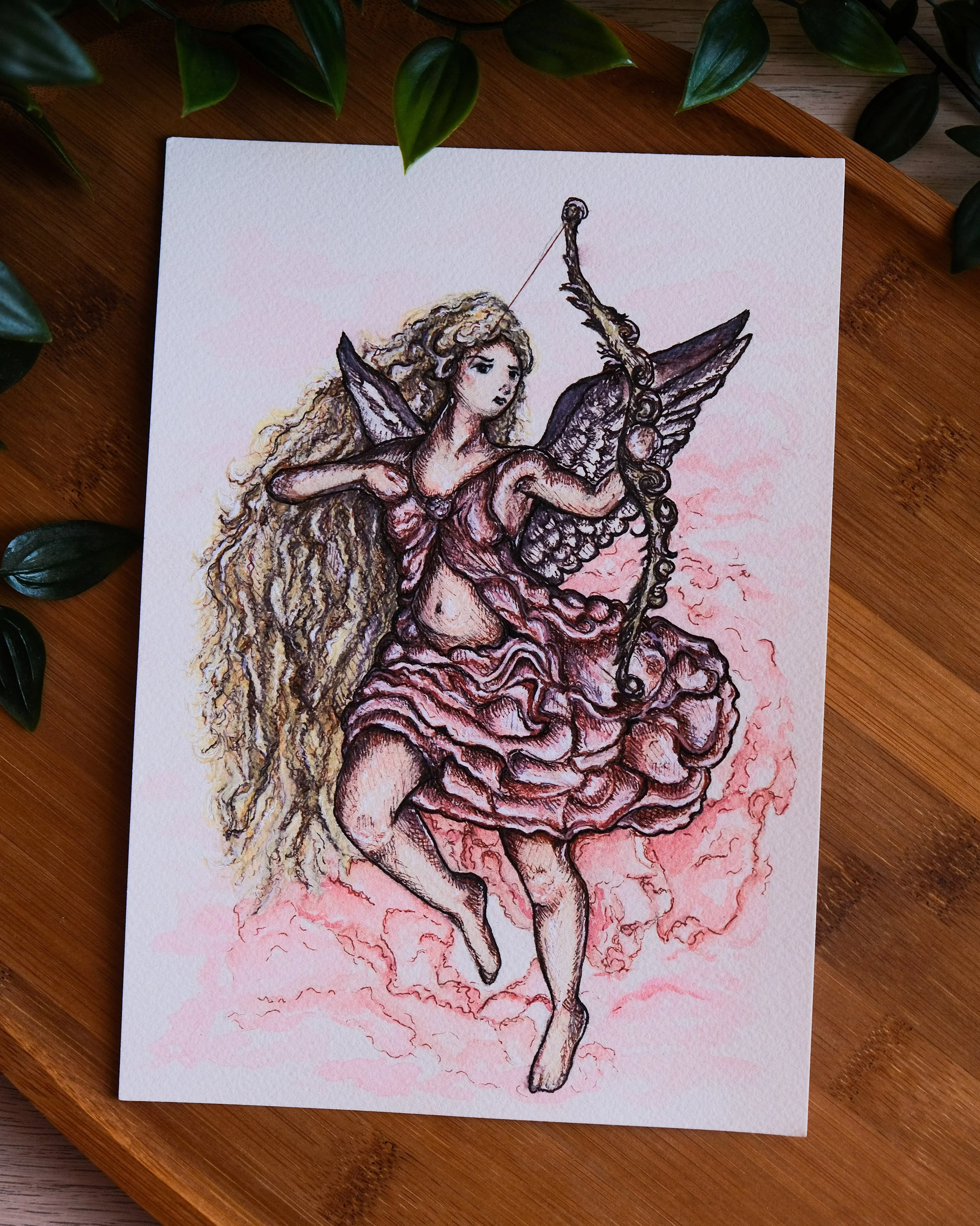 Une illustration d'une fée avec des ailes, assise avec des vêtements en forme de nuages ou de volutes, et tenant un arc. L'image est dessinée avec des couleurs vives et des détails complexes.