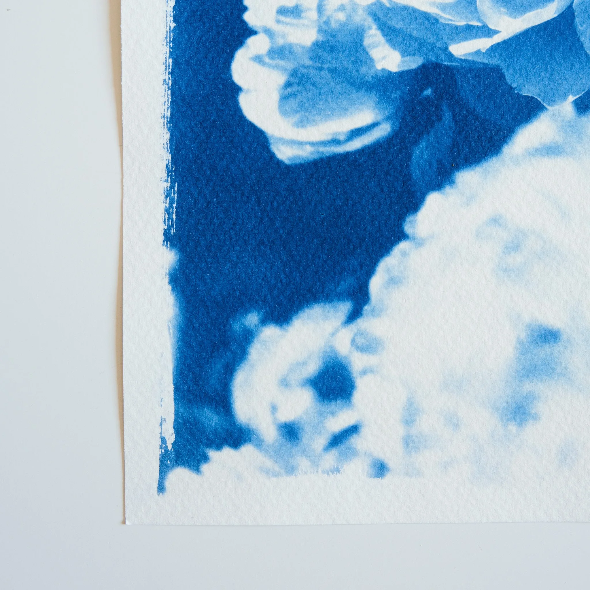 Une feuille de papier avec une impression bleu vif d'une image floue.