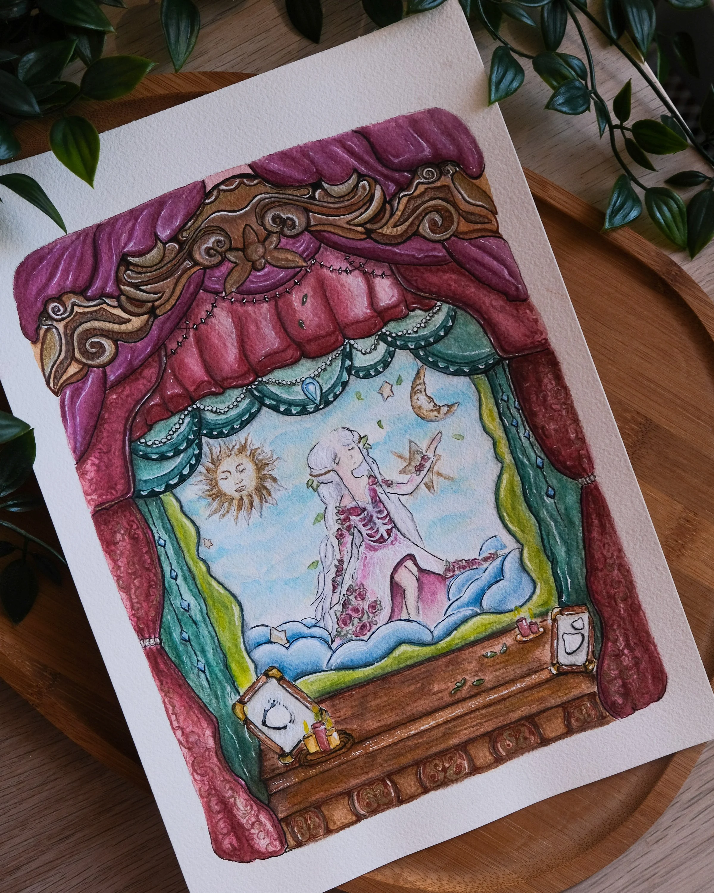 Une peinture aquarelle représentant un théâtre magique avec une scène de conte de fées, entouré d'un décoror de rideaux rouges, avec un éclairage de lune et de soleil, et des personnages fantastiques.