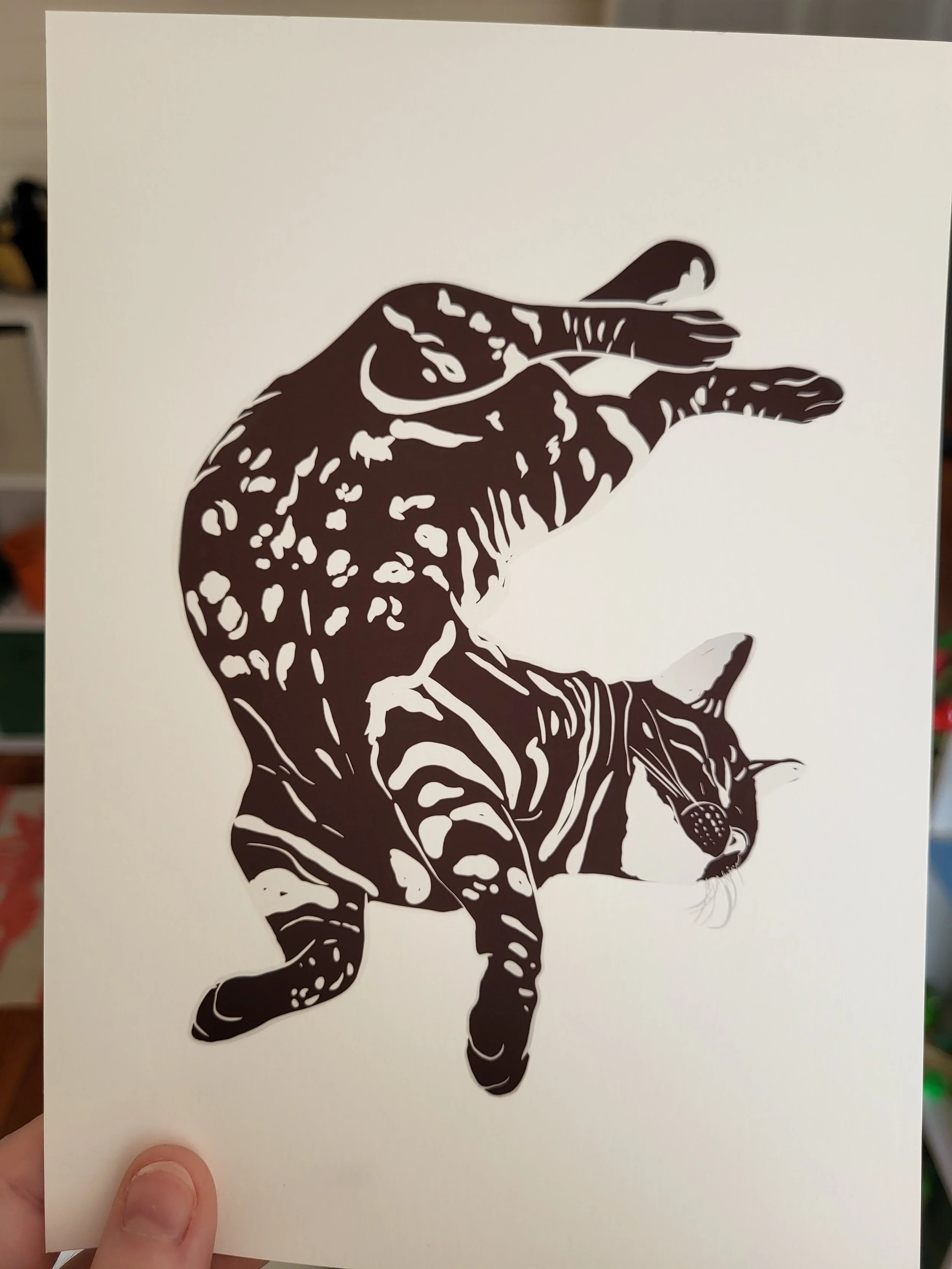 Illustration monochrome d’un chat en position debout, regardant vers le bas, avec des motifs tachetés sur son corps.