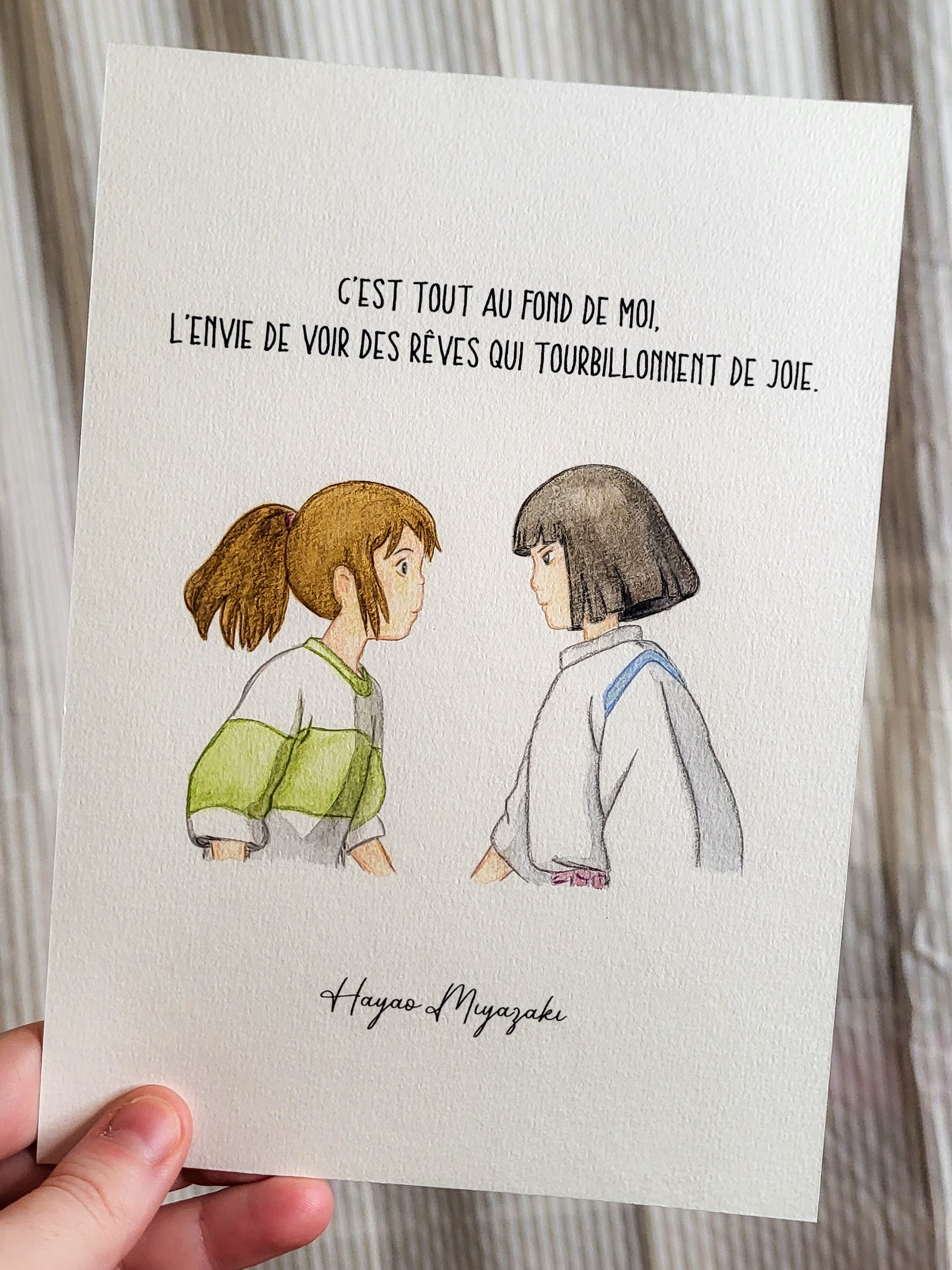 Une illustration de deux jeunes filles qui se tiennent face à face, se regardant, dessinée avec de l'aquarelle. Il y a une inscription en français "C'est tout au fond de moi, l'envie de voir des rêves qui tourbillonnent de joie". Au bas de l'image, l