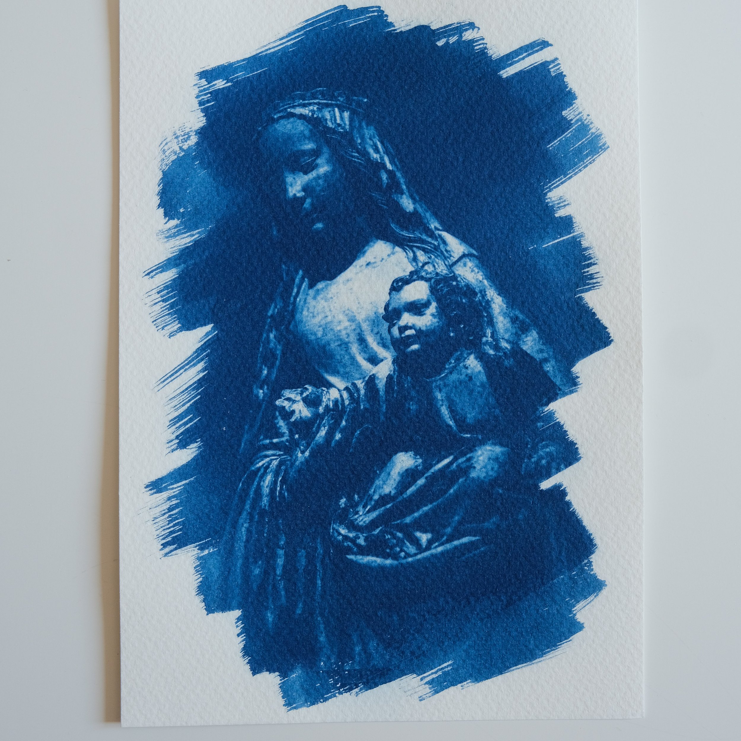 Une œuvre d'art abstraite en aquarelle bleue sur papier épais