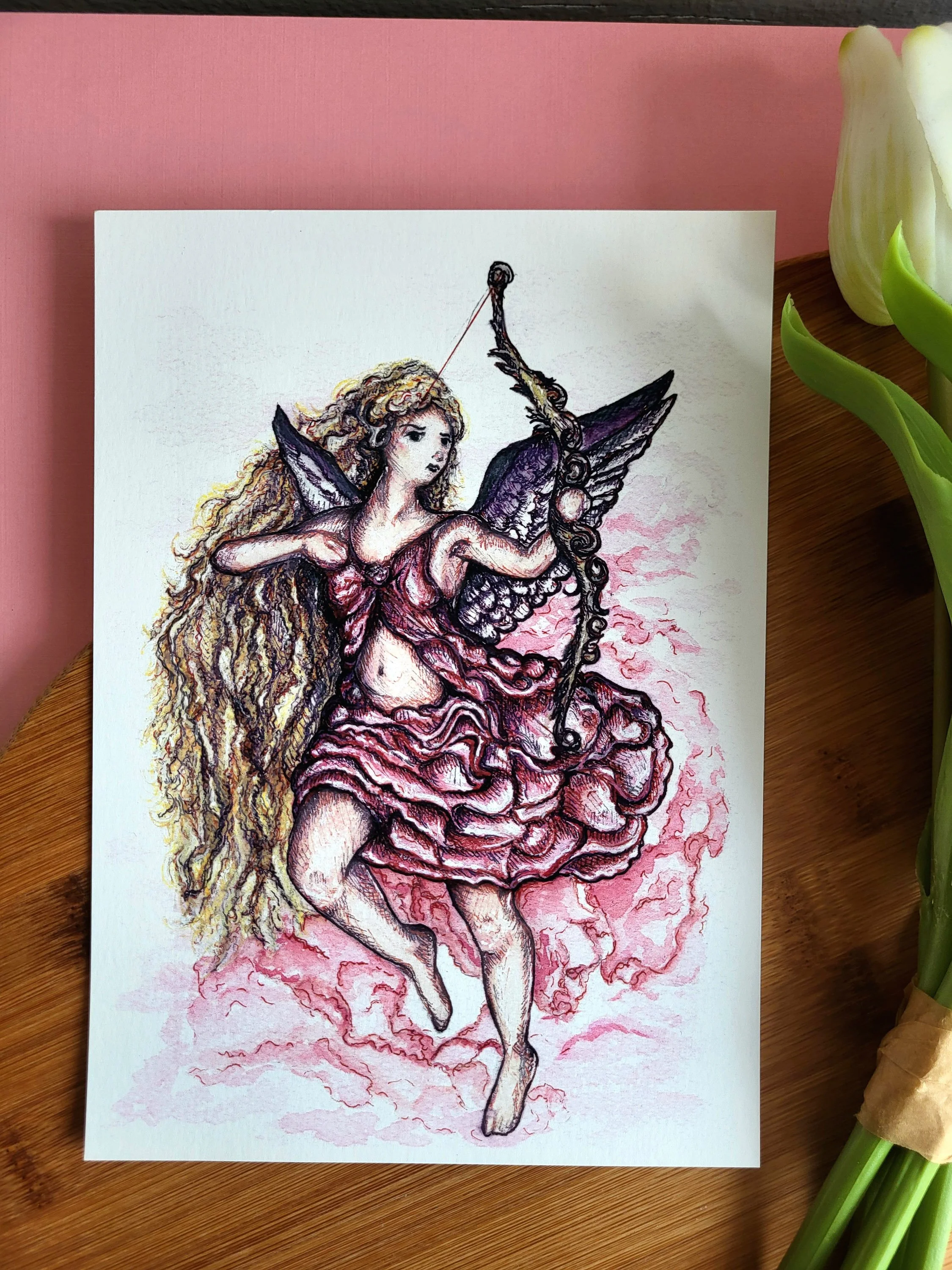 Une illustration artistique d'une femme à moitié nue, avec des ailes de papillon, un arc et une flèche, entourée de nuages ou de fumée rose, debout sur une plateforme.