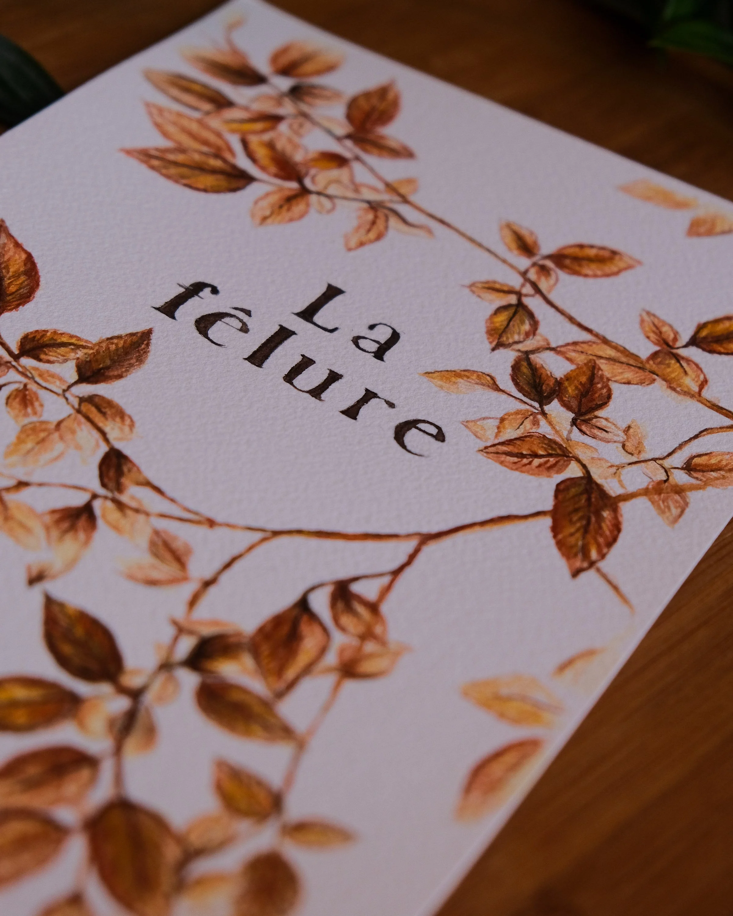 Une feuille avec des feuilles d'automne de couleur marron et orange et du texte qui commence par 'La'.