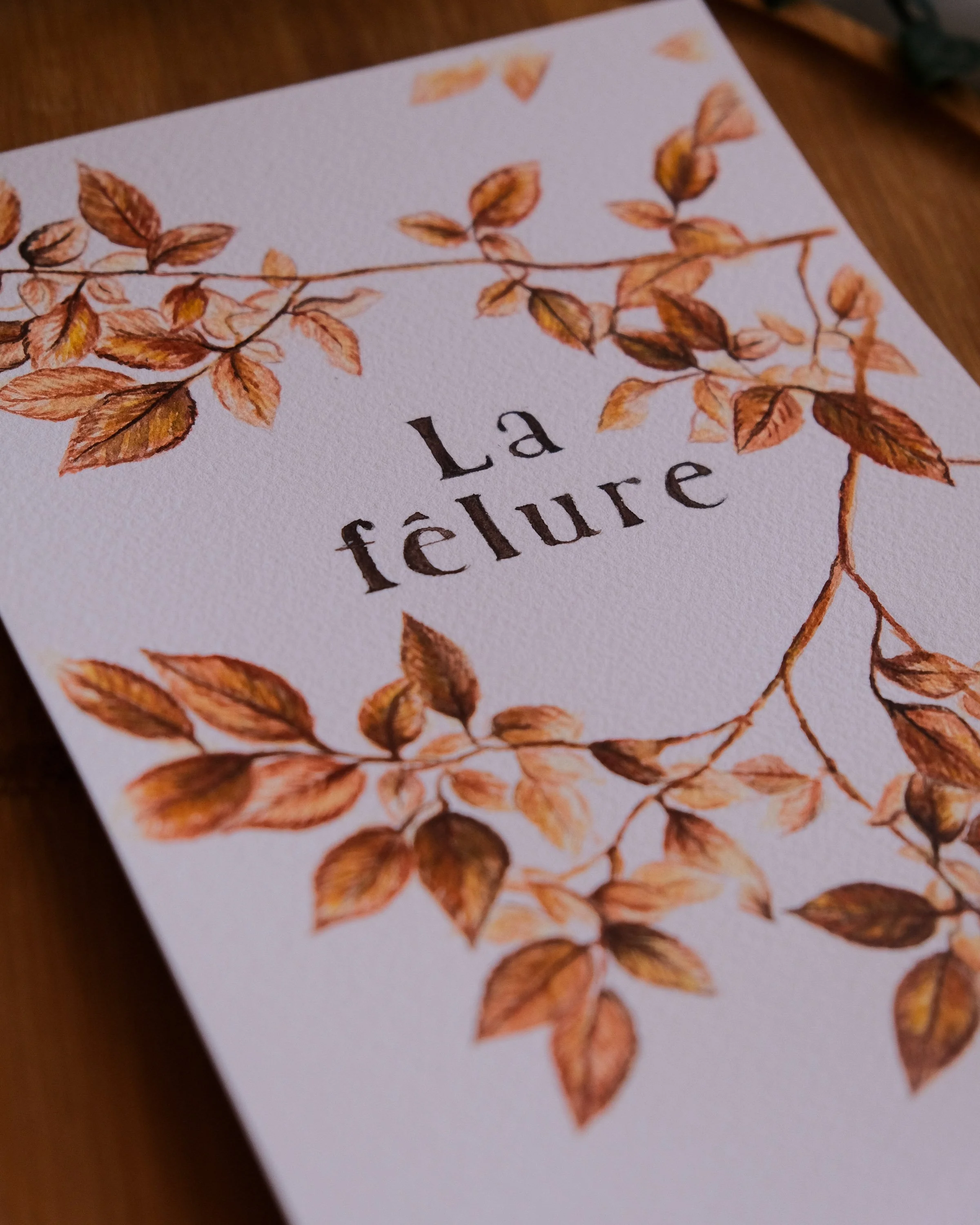 Une invitation avec un dessin de branches et de feuilles marron et orange, avec le texte "La féerie" en noir au centre.
