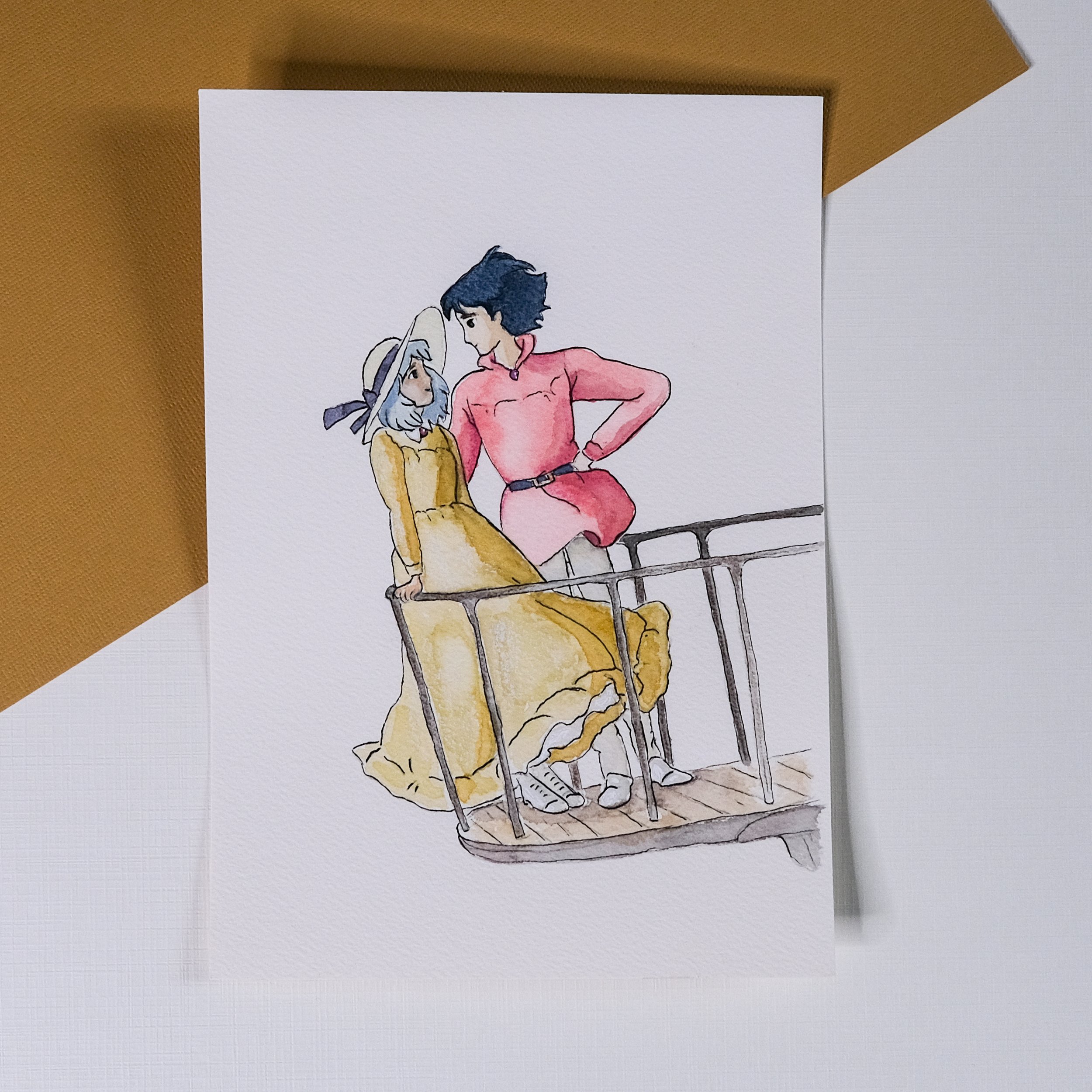Illustration de deux personnes, une femme blonde en robe jaune et un homme avec une veste rose, assises dans un panier de supermarché miniature.