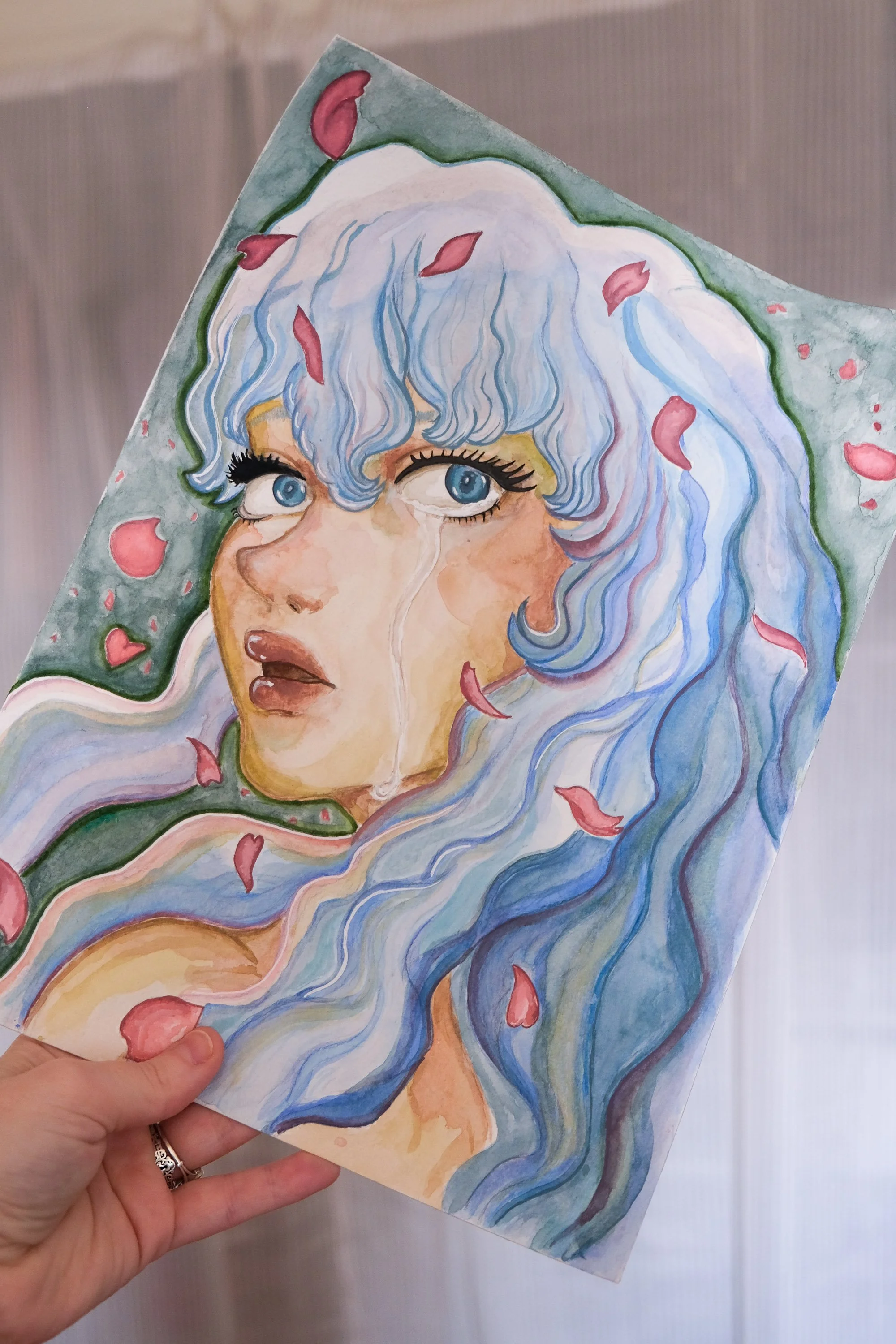 Une peinture montrant une femme aux cheveux longs et bleus, avec des pétales de rose autour d'elle.